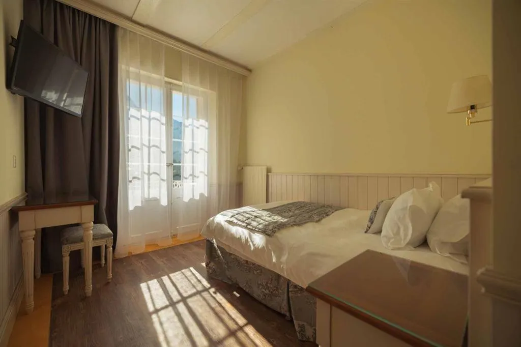 Patio, Bed in Hotel Regina