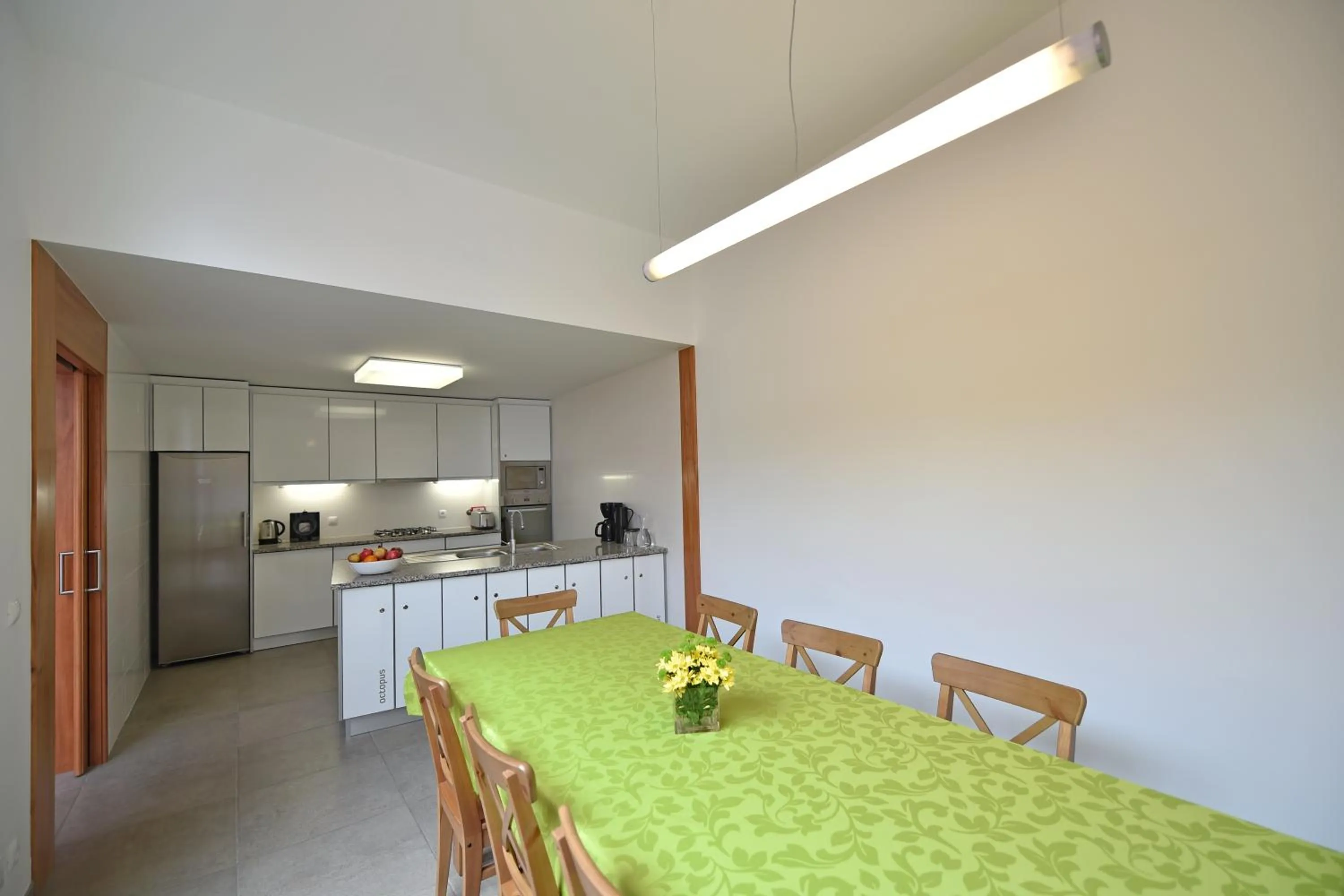 Communal kitchen in Casa da Baía - Guest House