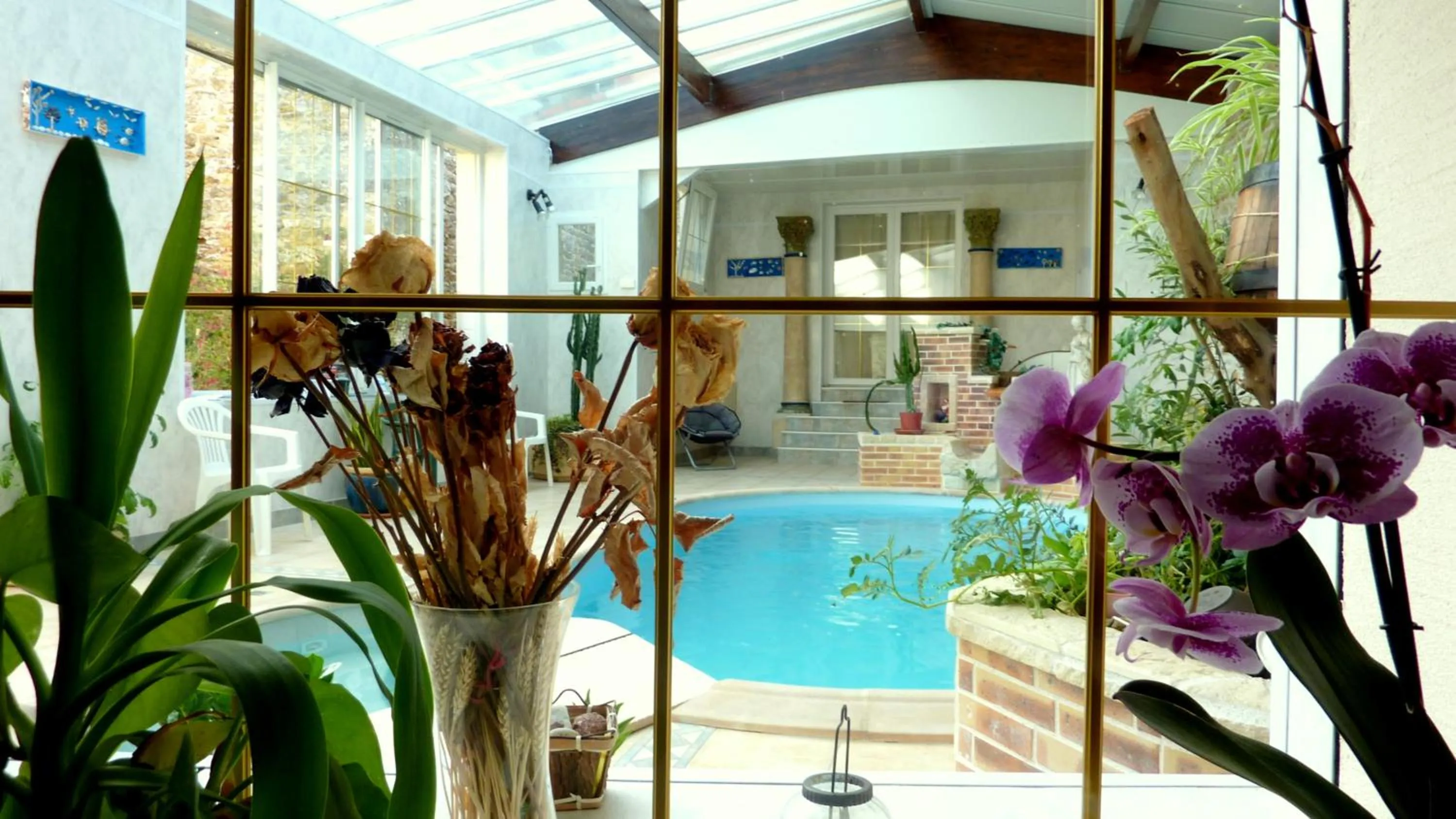 Pool view in Le relais de la cure