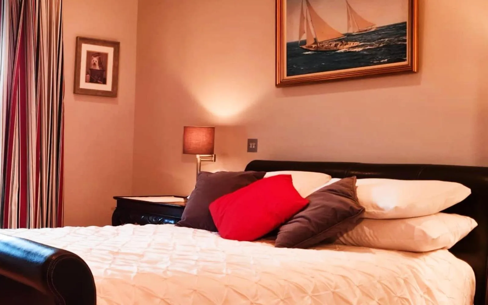 Bed in Hazelwood Country House