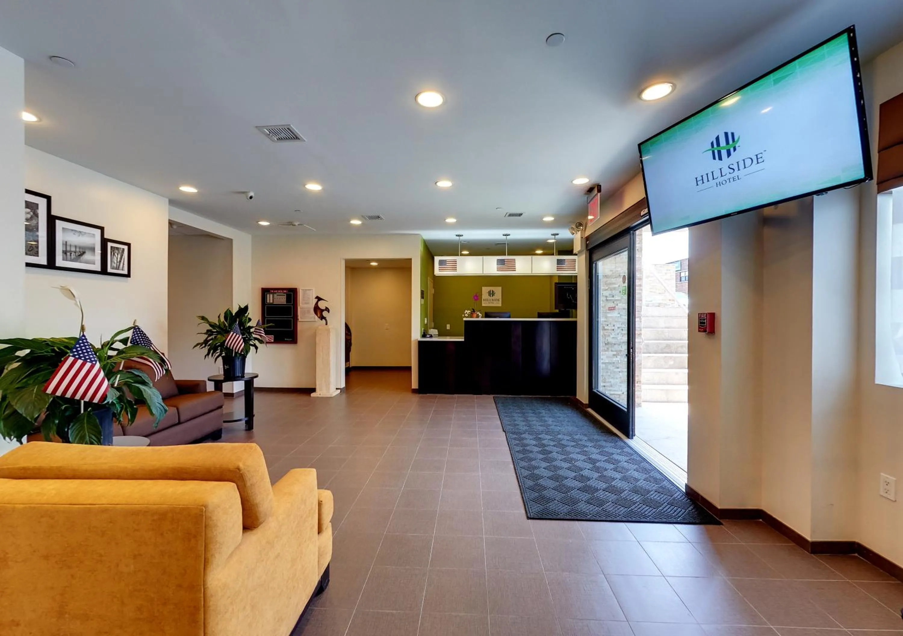 Communal lounge/ TV room, Lobby/Reception in Hillside Hotel