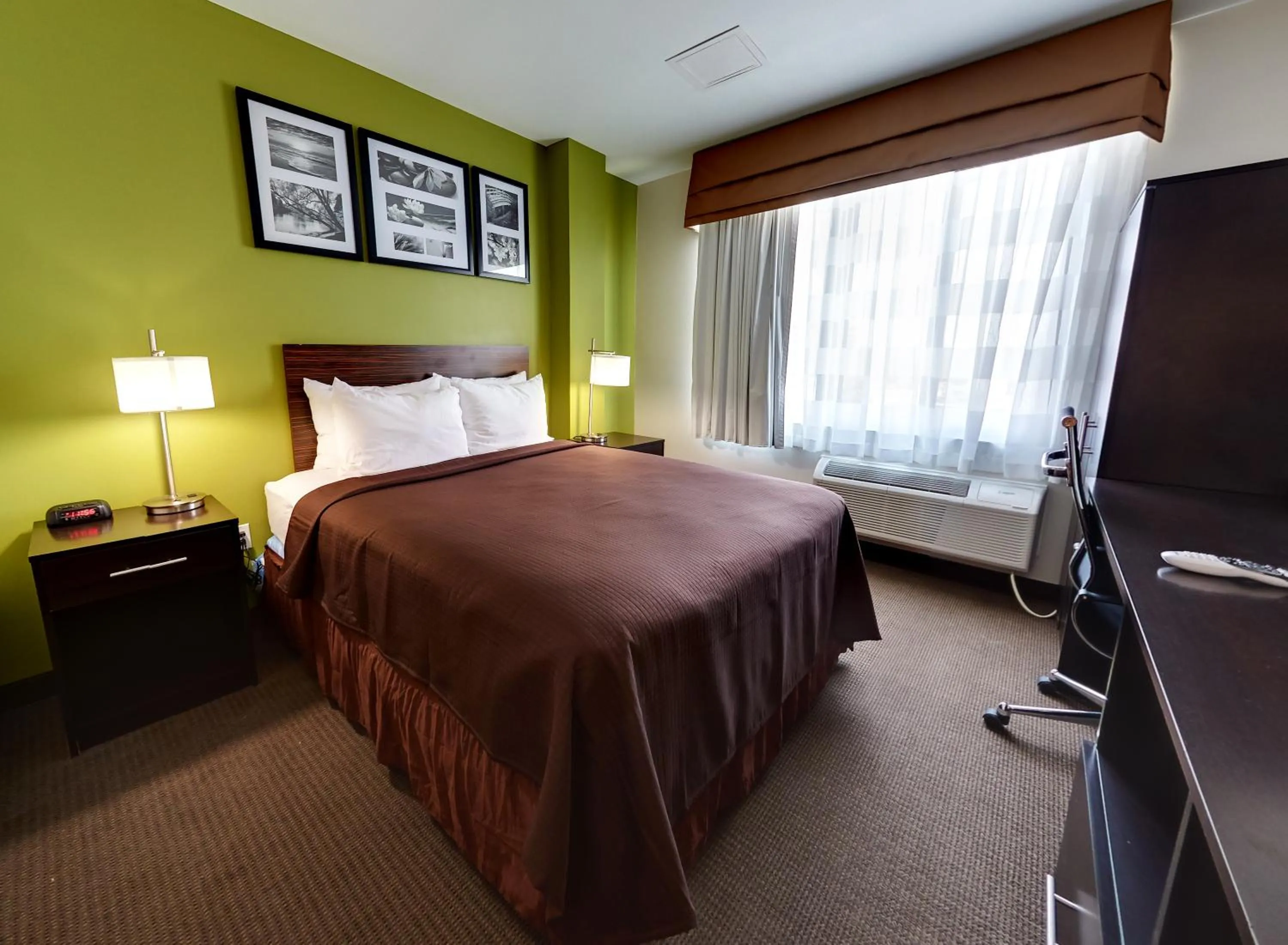 Bed in Hillside Hotel