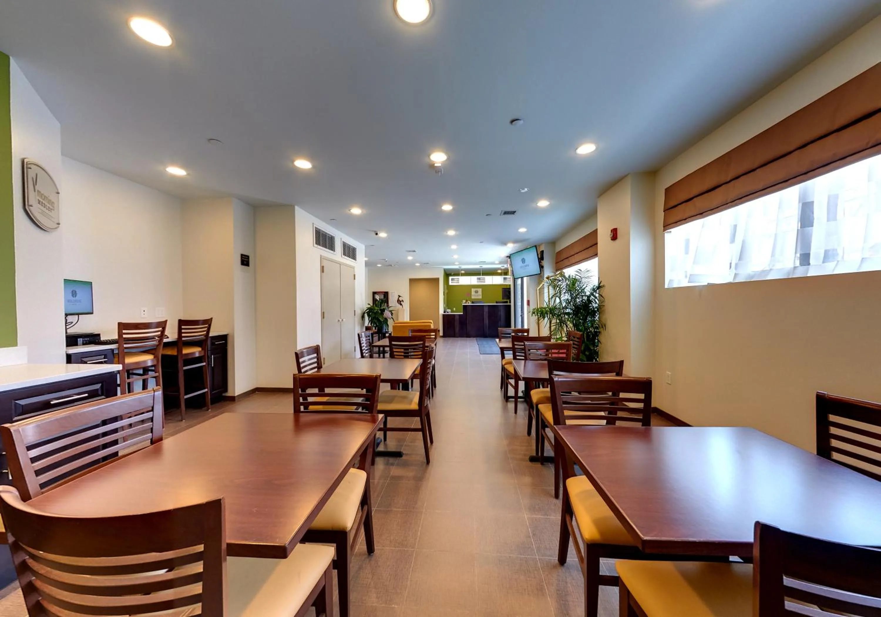 Communal lounge/ TV room, Restaurant/Places to Eat in Hillside Hotel