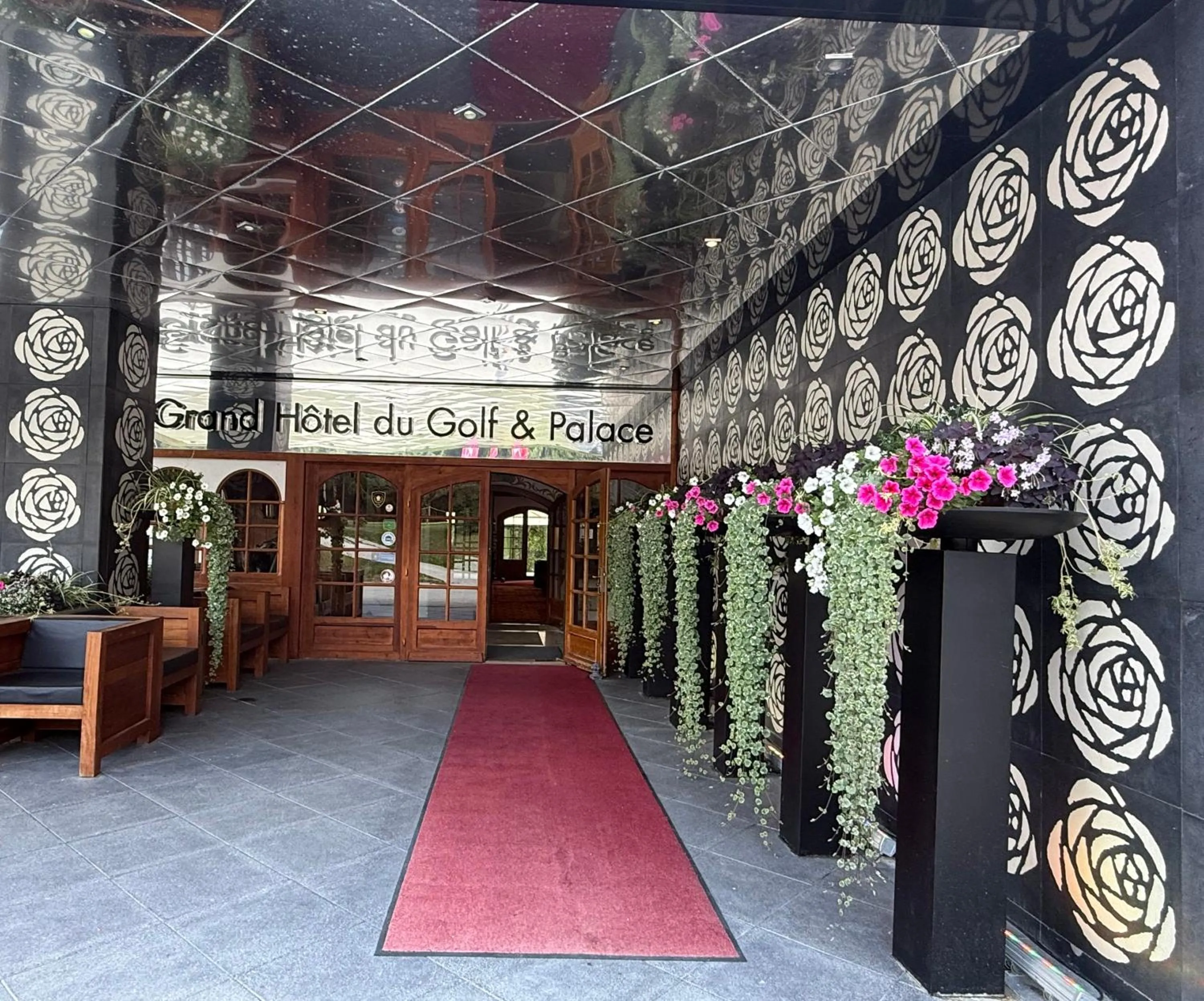 Facade/entrance in Grand Hôtel du Golf & Palace