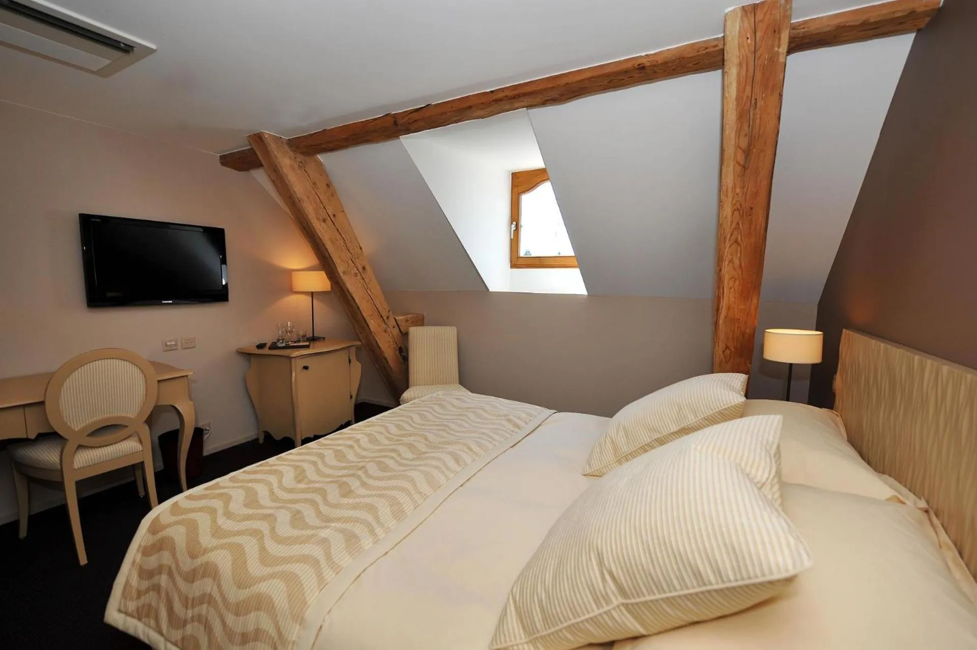Bed in Hostellerie Le Petit Manoir
