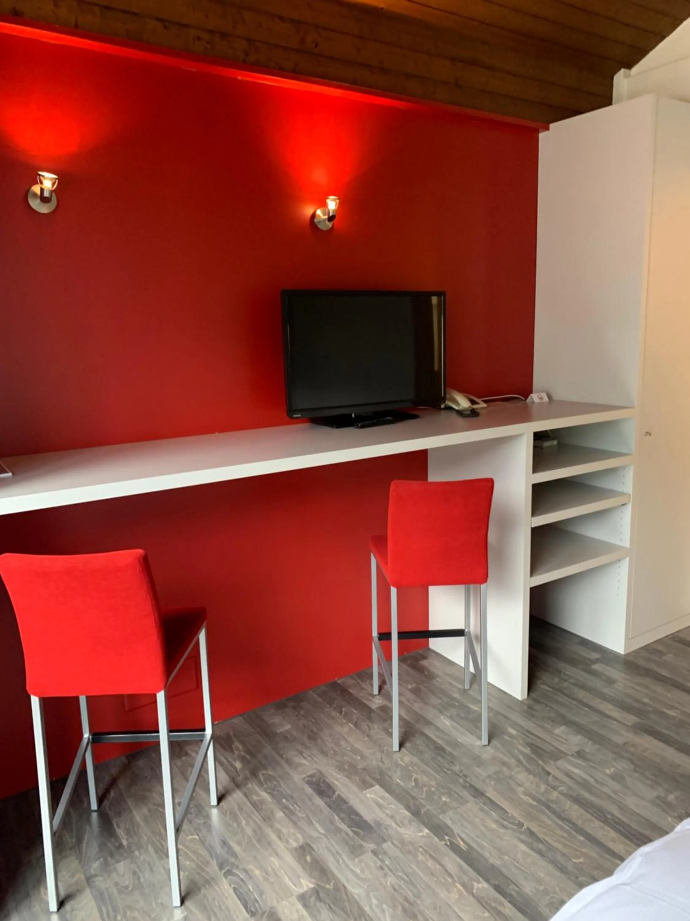 Photo of the whole room in Hotel des Alpes