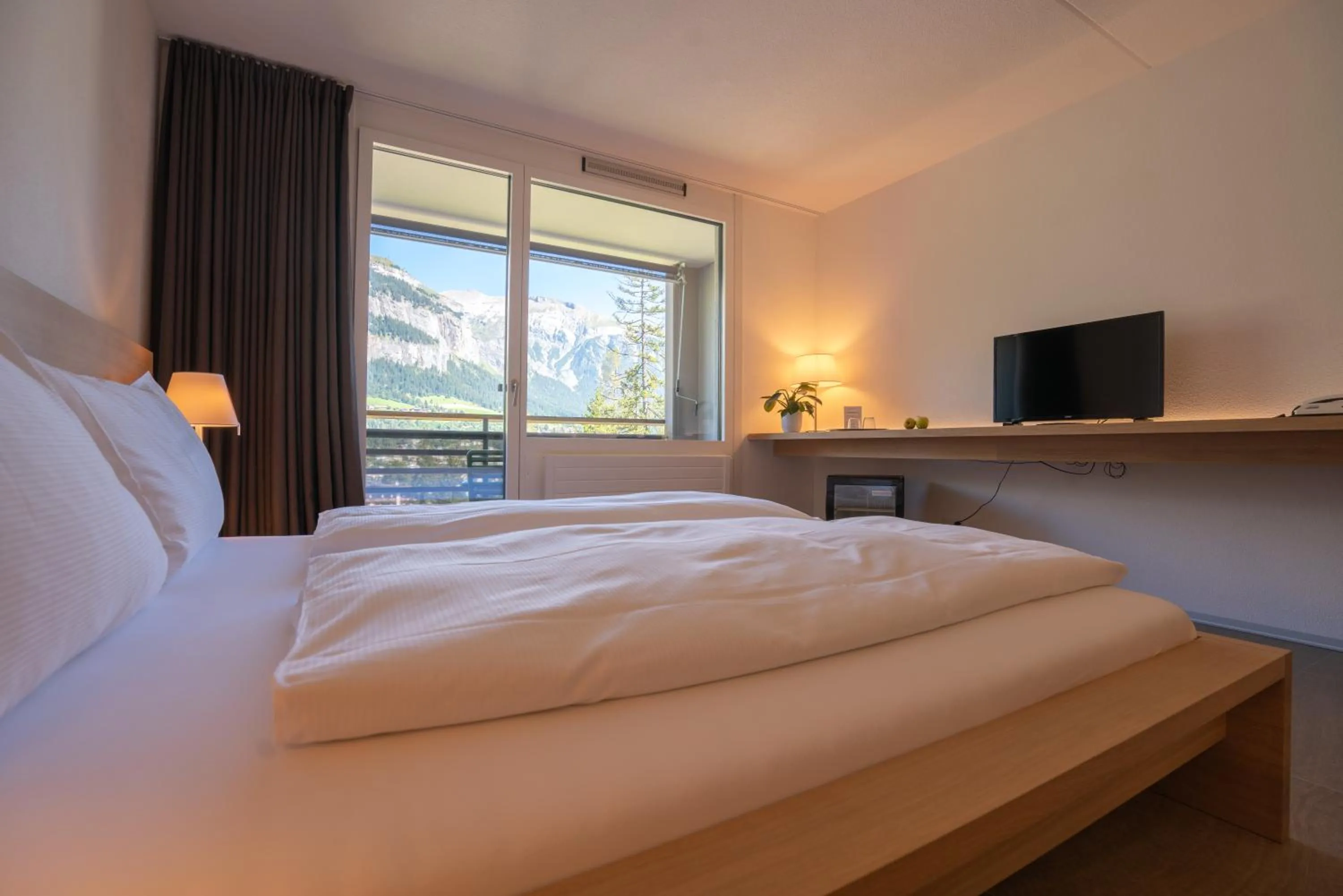Bedroom, Bed in Hotel des Alpes