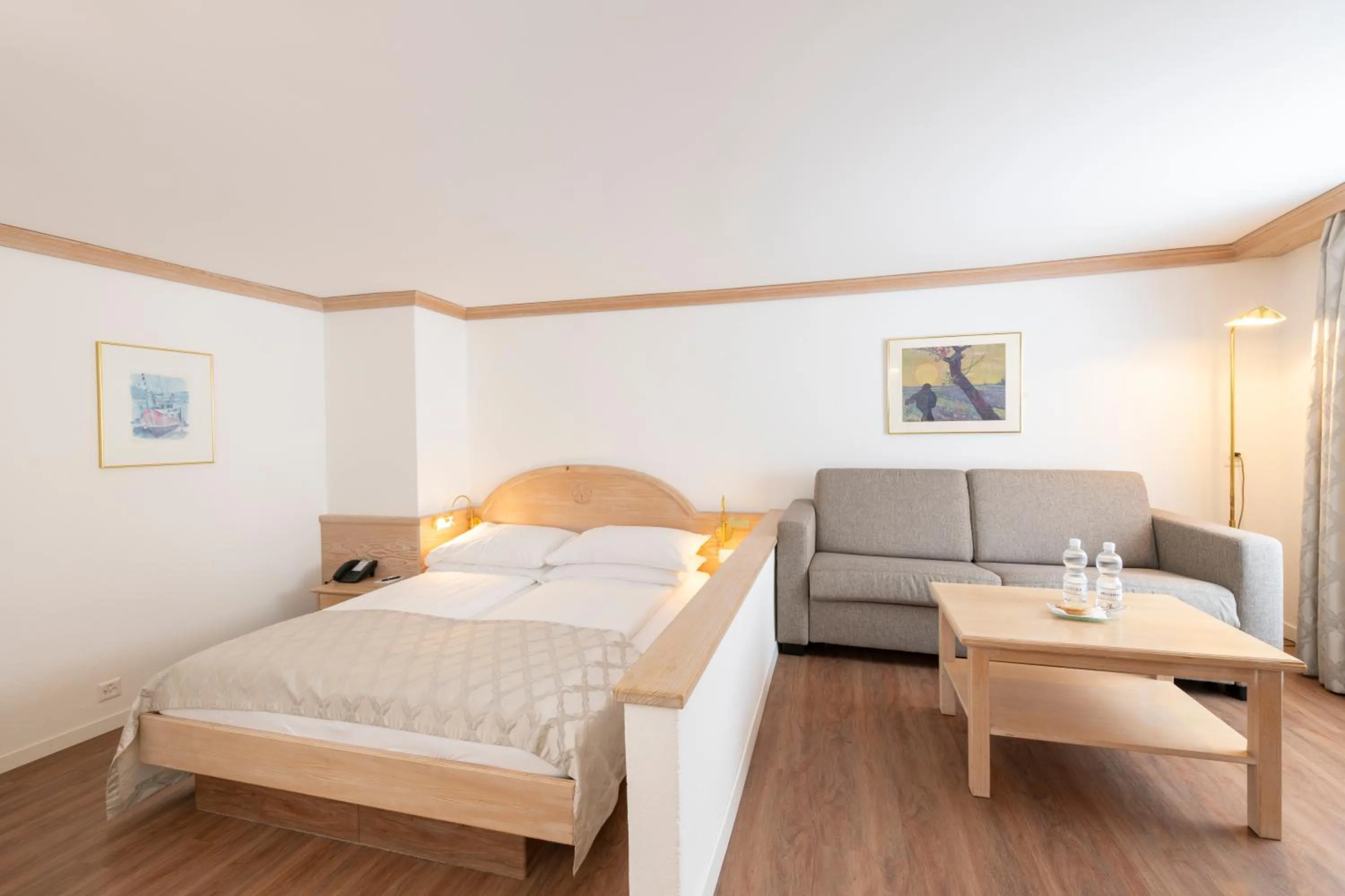 Living room, Bed in Hotel Post Sils Maria