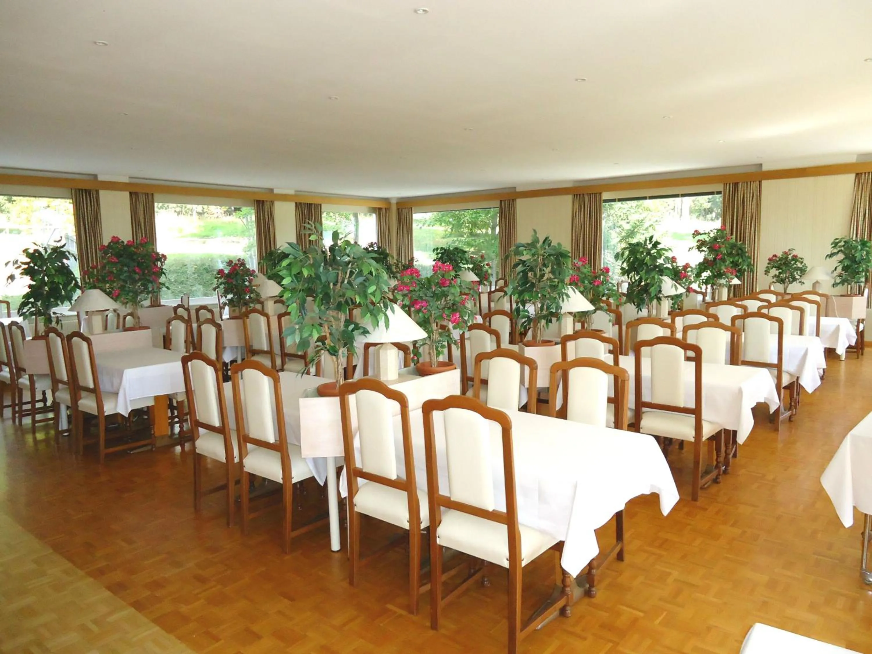 Restaurant/places to eat in Grand Hôtel du Parc