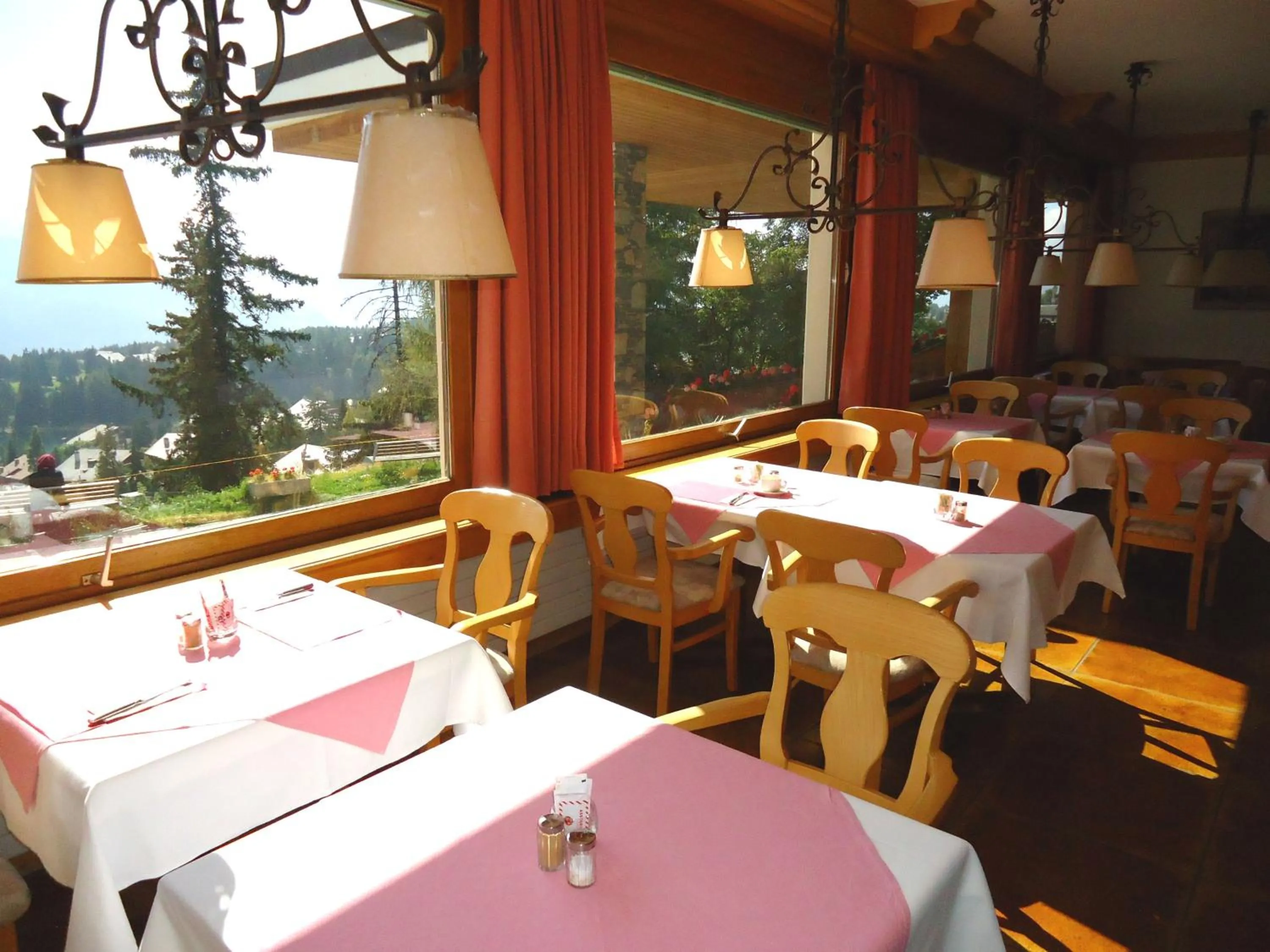 Restaurant/places to eat in Grand Hôtel du Parc