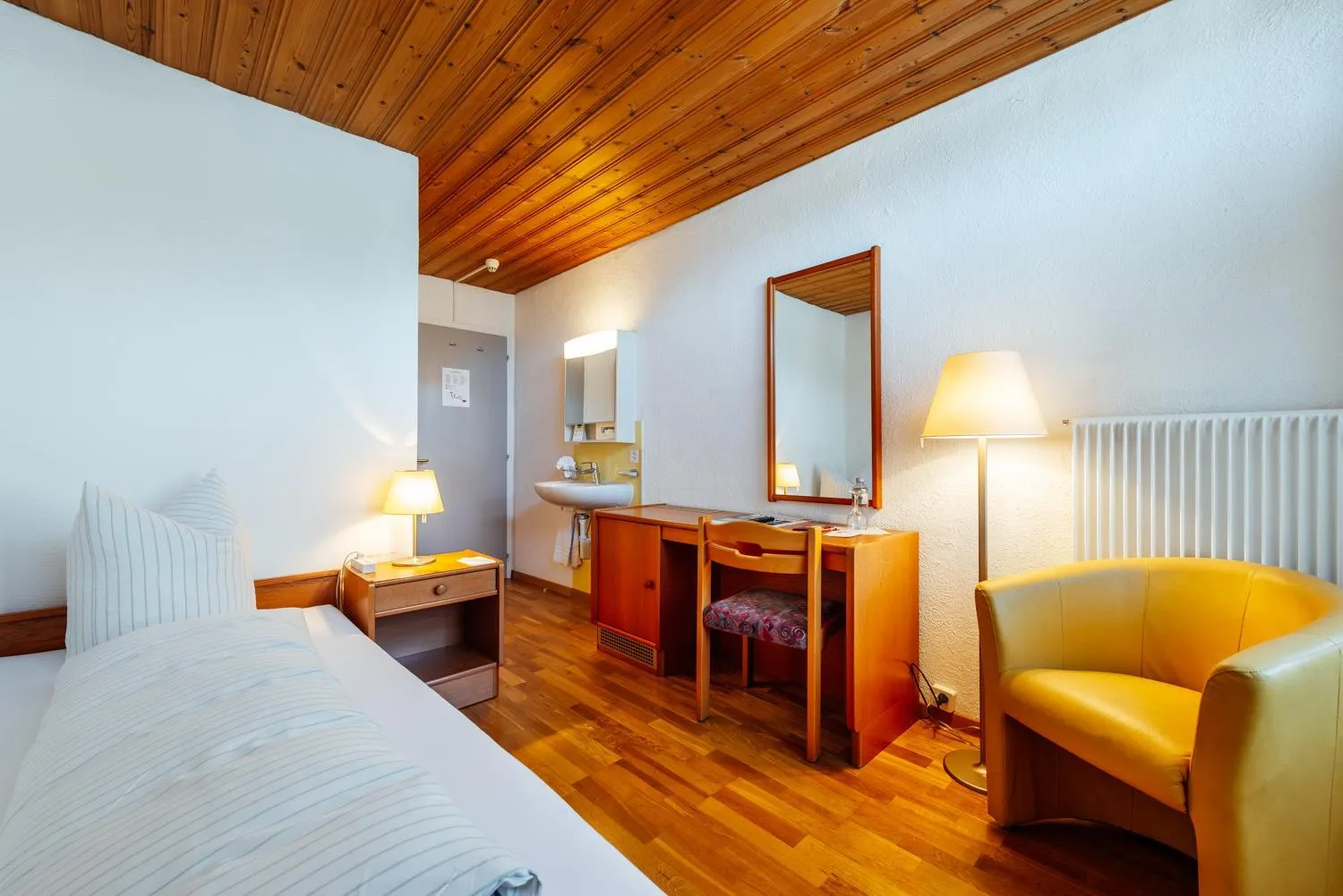 Photo of the whole room, Bed in Hotel-Restaurant Bellevue