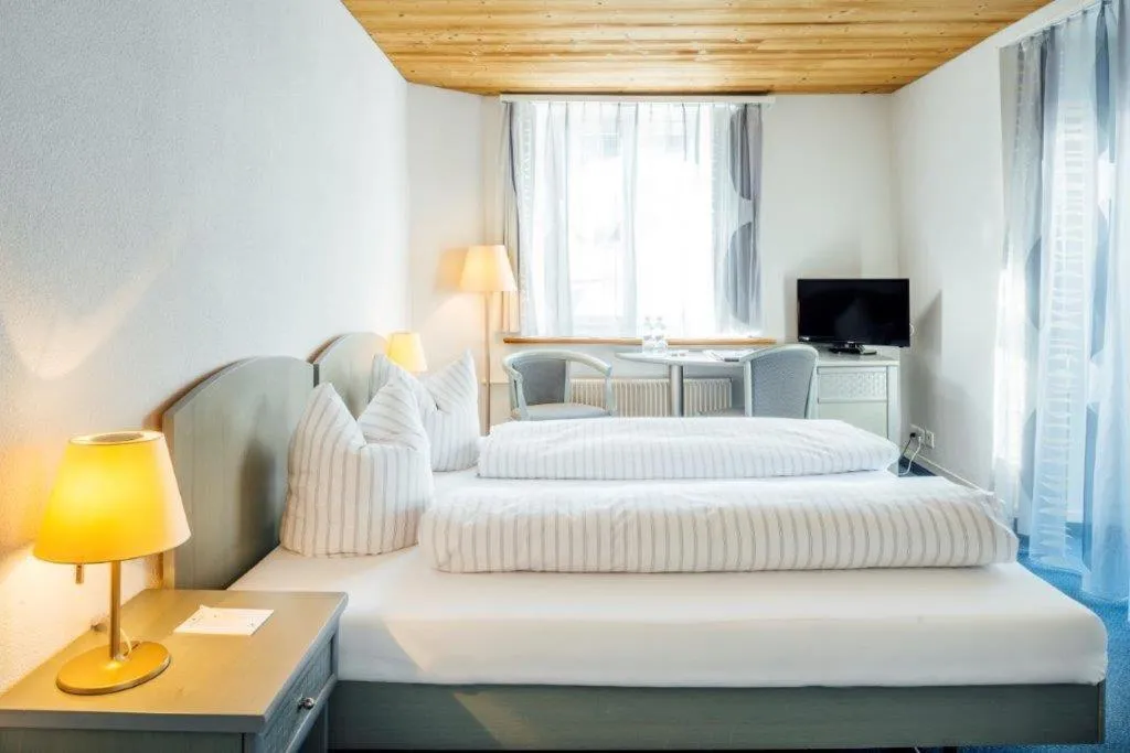 Photo of the whole room, Bed in Hotel-Restaurant Bellevue