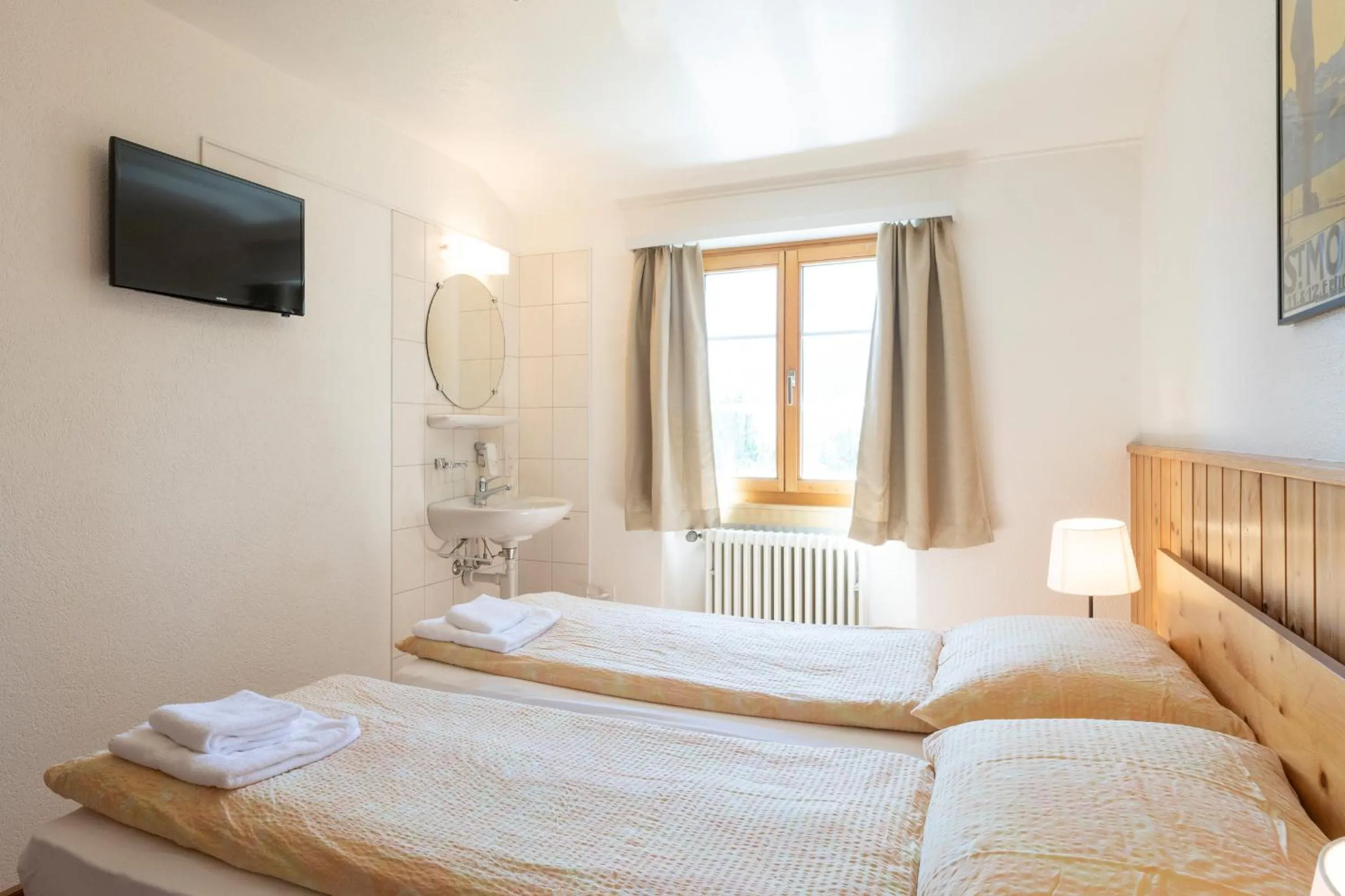 Photo of the whole room, Bed in Hostel by Randolins