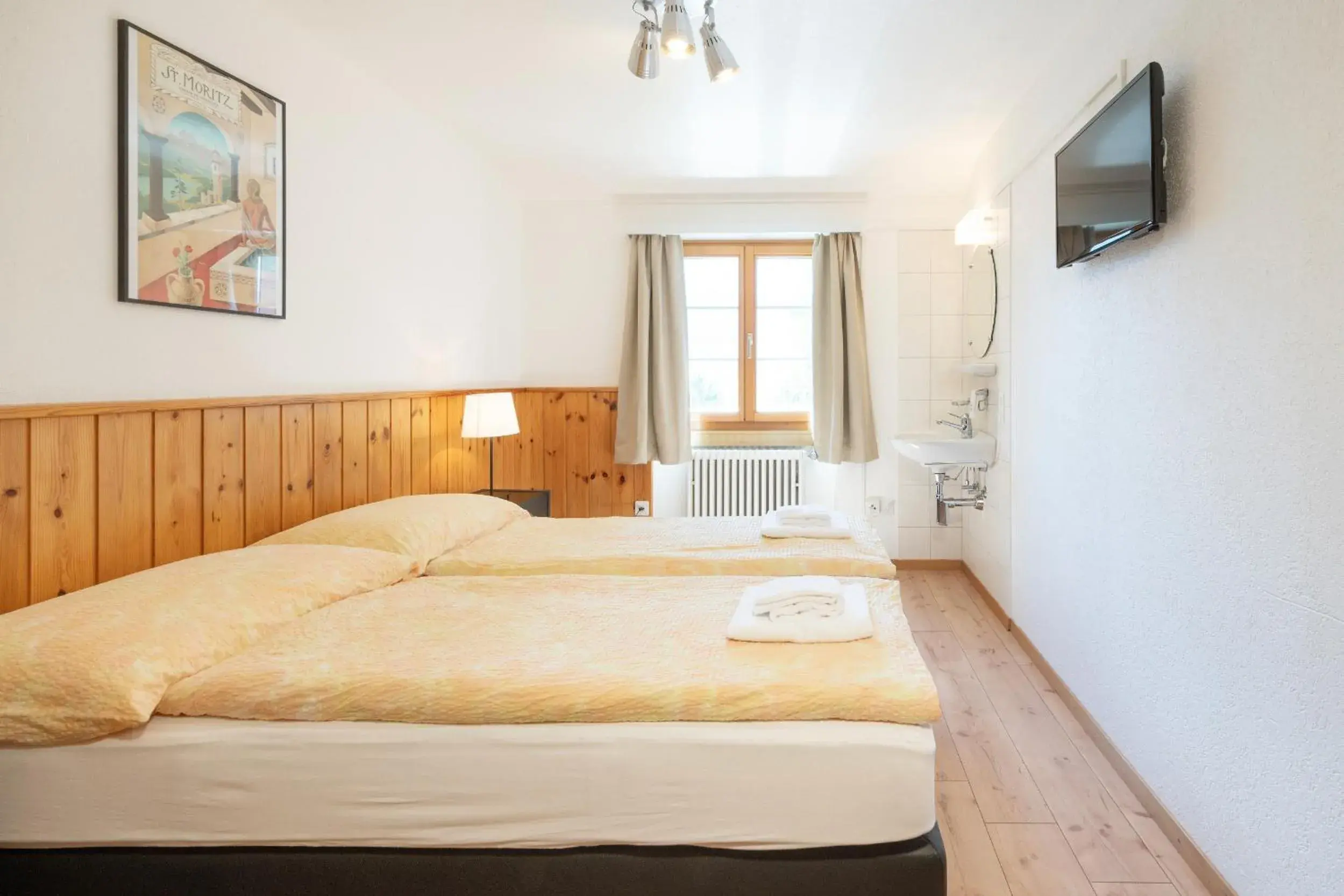 Double or Twin Room with Shared Bathroom in Hostel by Randolins Double or Twin Room with Shared Bathroom in Hostel by Randolins