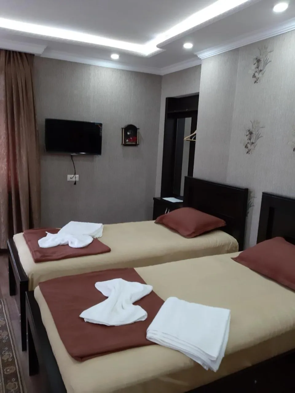 Communal lounge/ TV room, Bed in Hotel Mariana