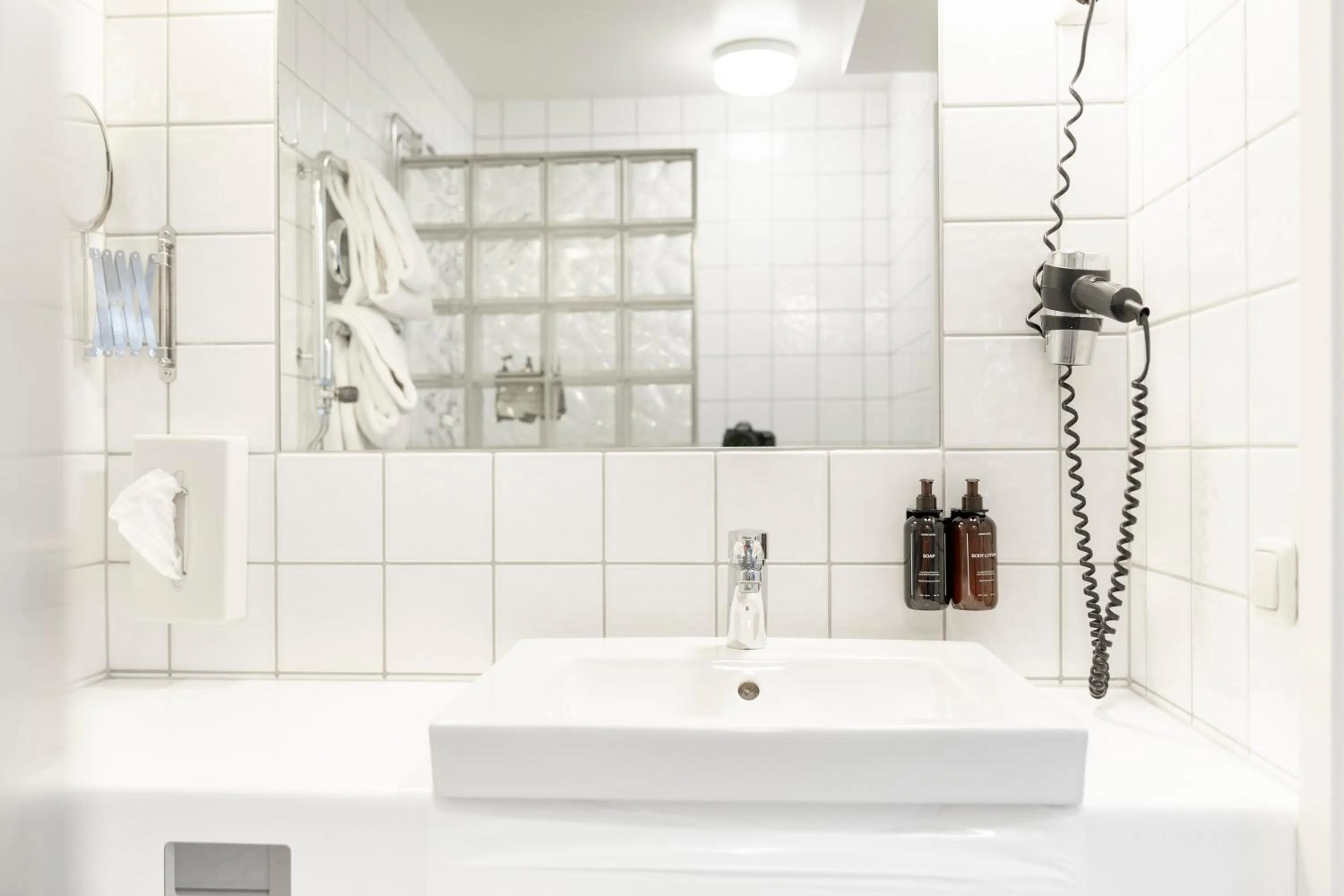 Shower in Home Hotel Tapto