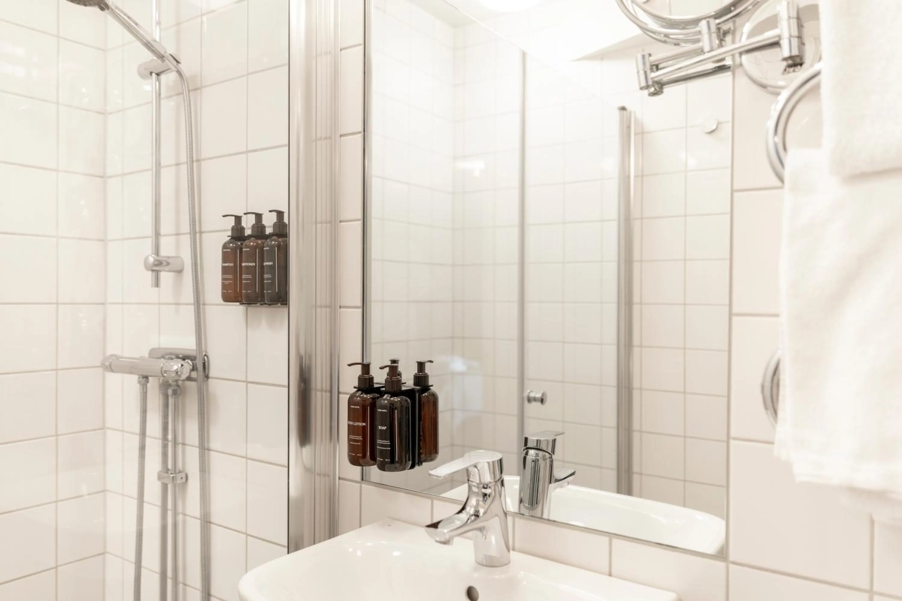 Shower in Home Hotel Tapto