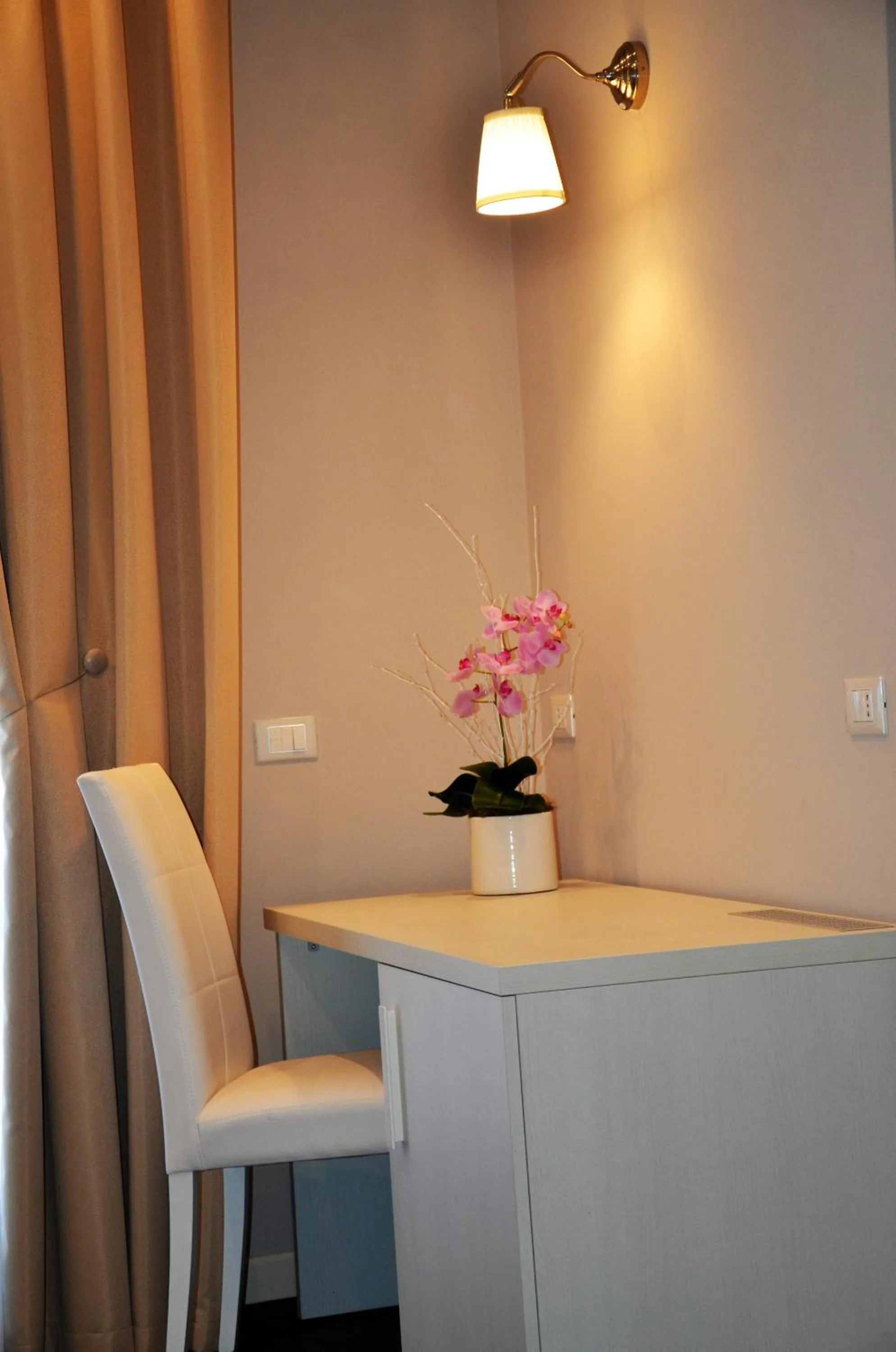 Photo of the whole room in H2o