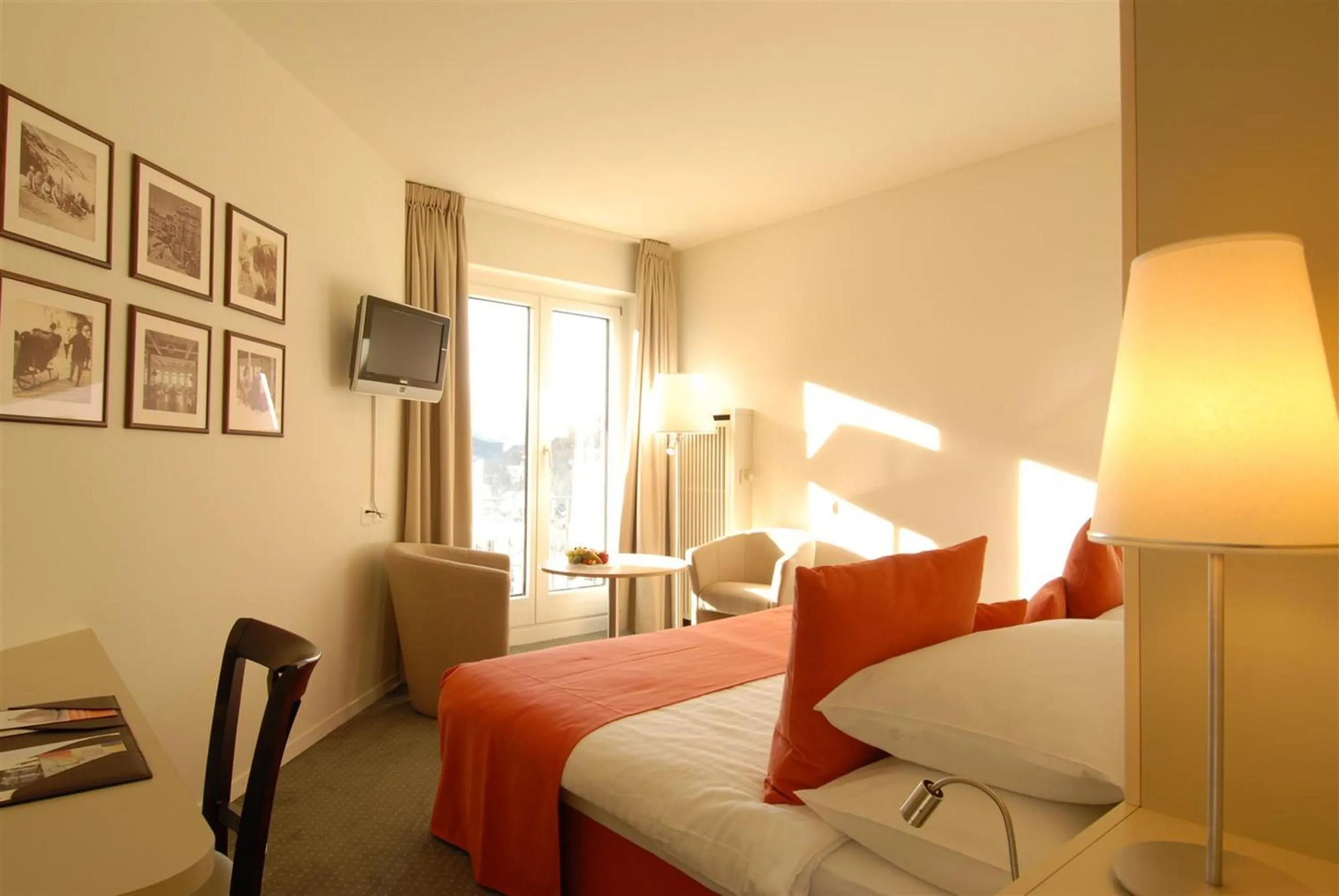 Bedroom, Bed in Hotel Schweizerhof St. Moritz