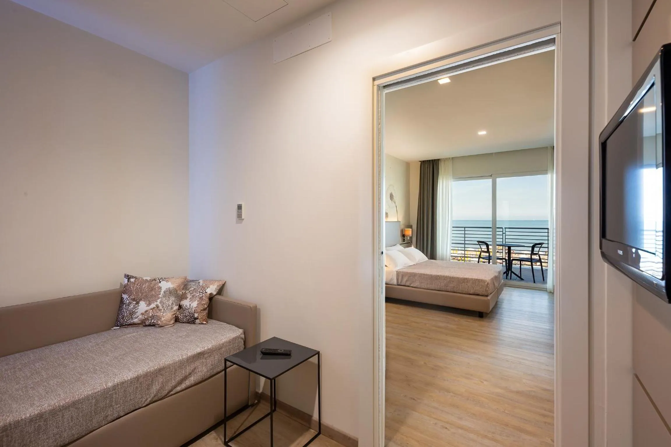 Living room, Bed in Hotel Tritone