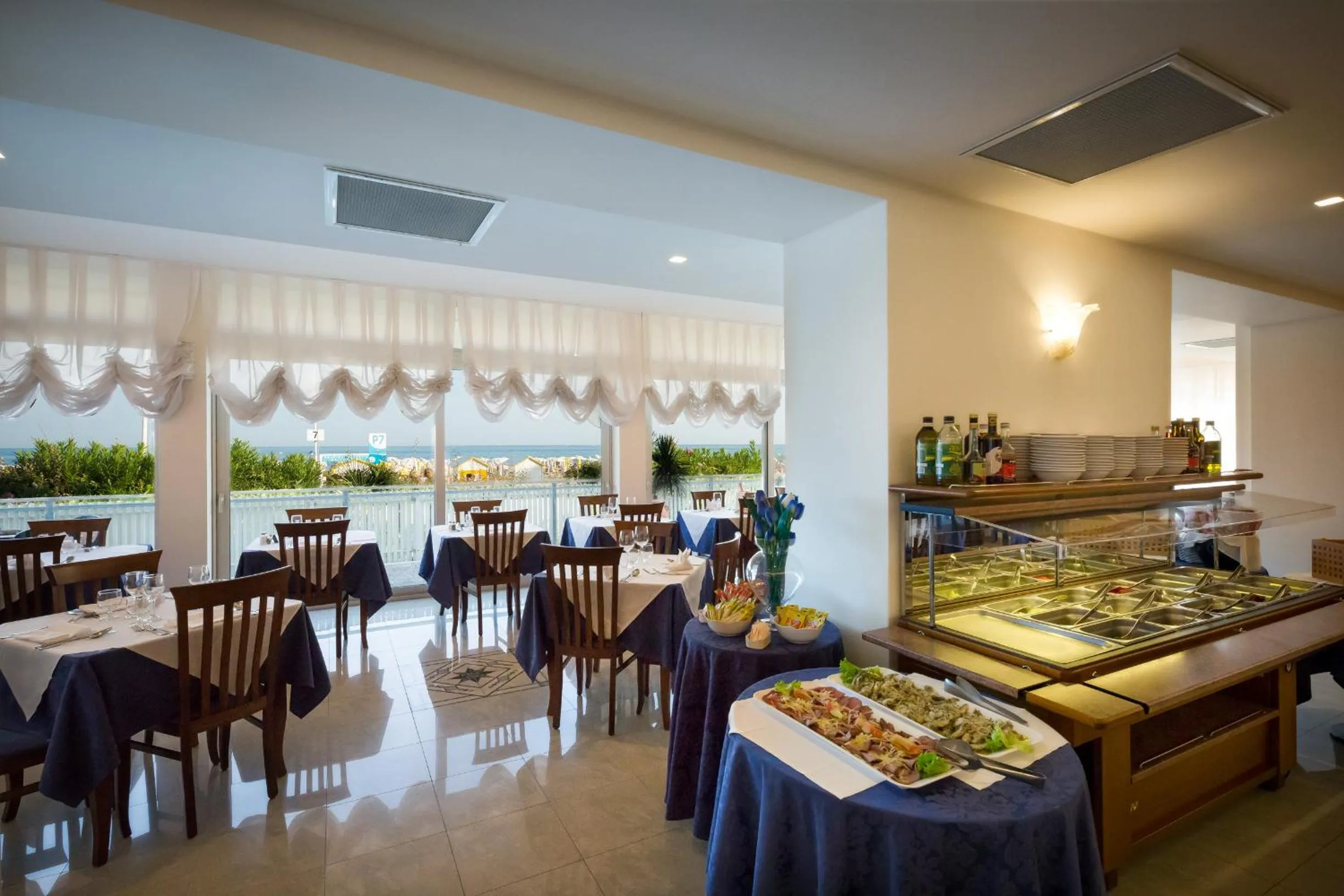 Restaurant/places to eat in Hotel Tritone