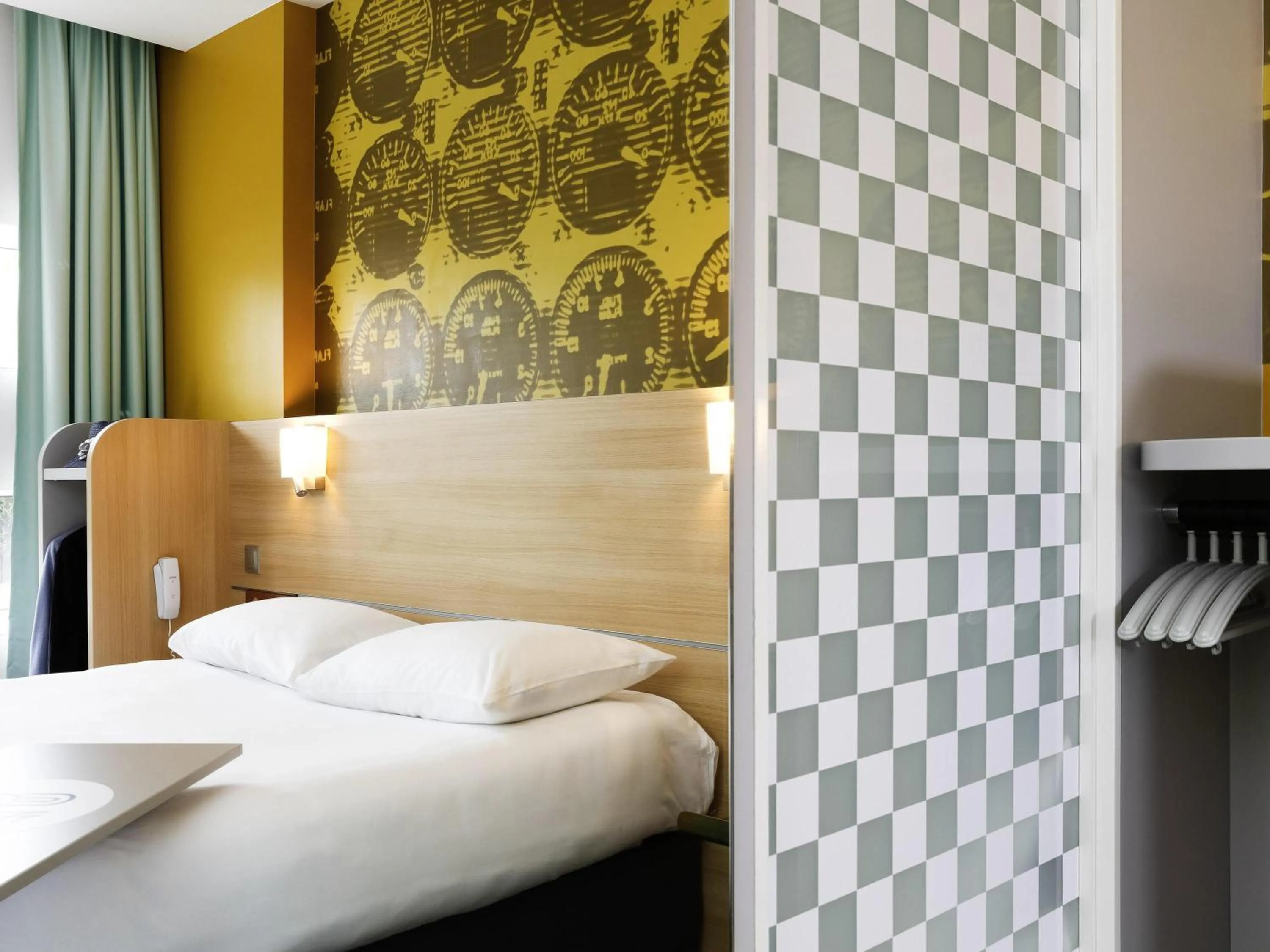 Bedroom, Bed in ibis Styles Le Mans Sud Mulsanne
