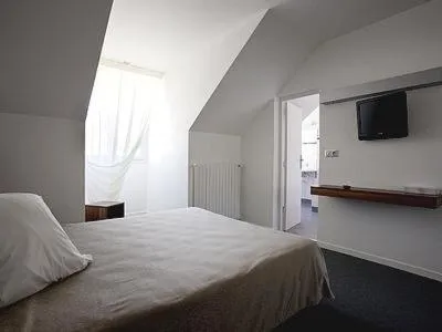 Bed in Logis Hôtel Restaurant L'Europe