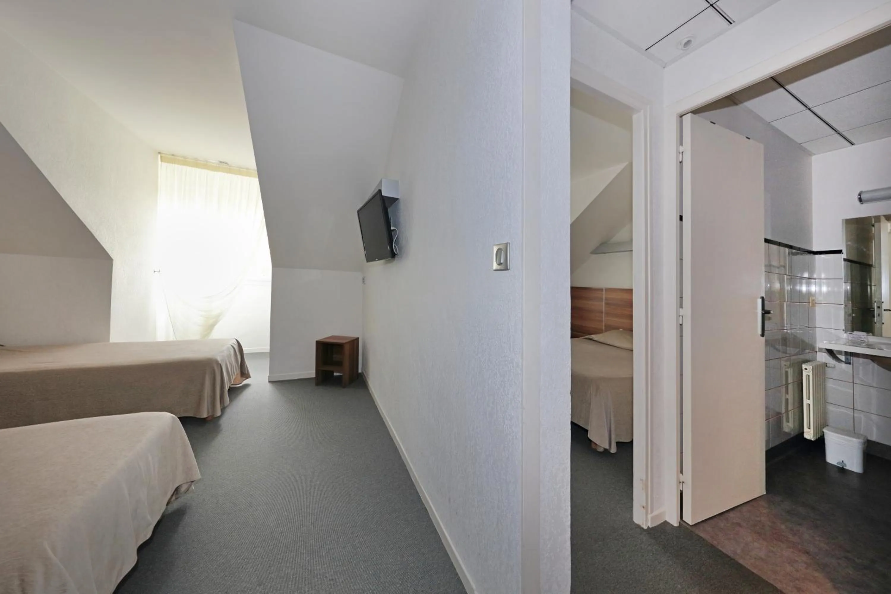 Bed in Logis Hôtel Restaurant L'Europe