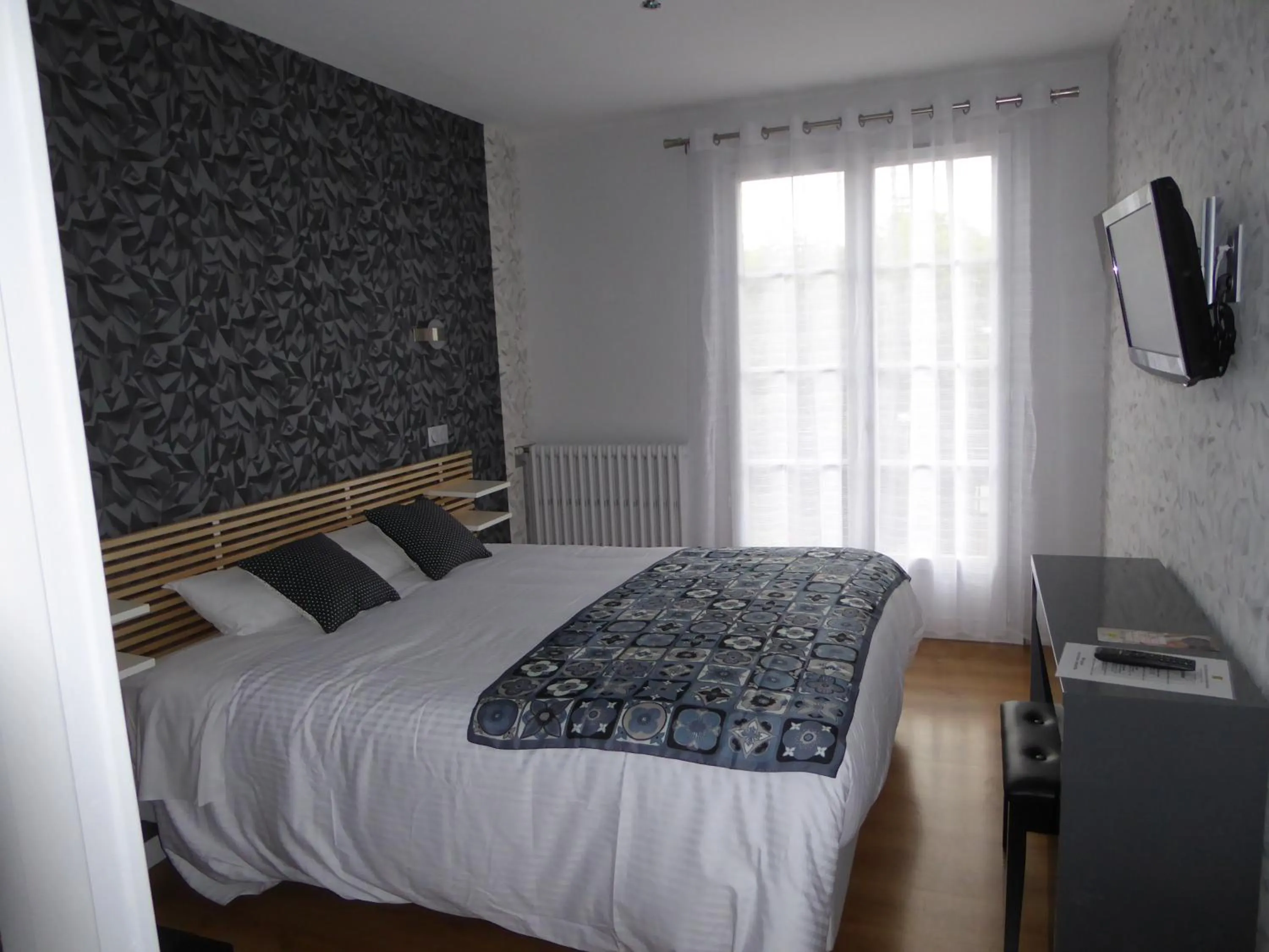 Photo of the whole room, Bed in Logis Hôtel L'Arche de Noé