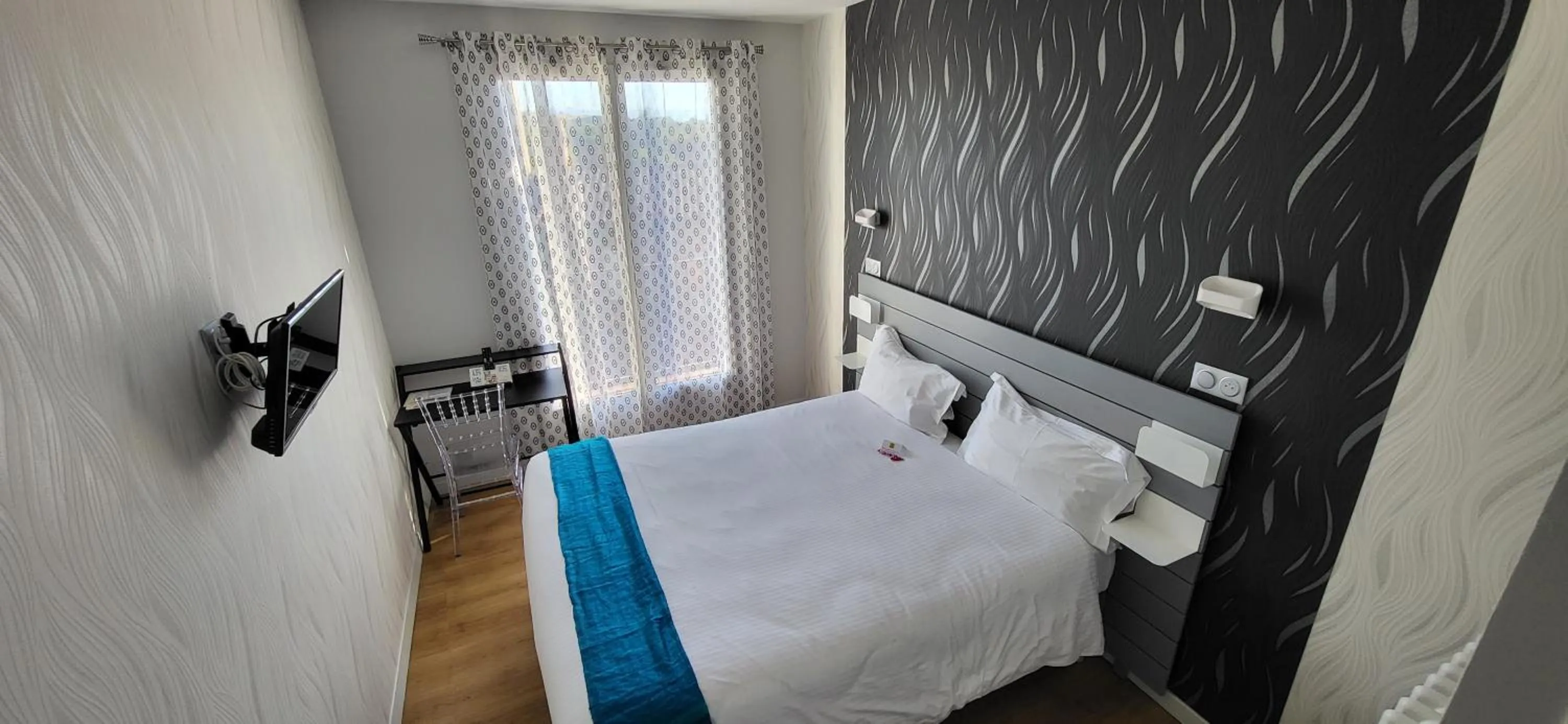 Bed in Logis Hôtel L'Arche de Noé