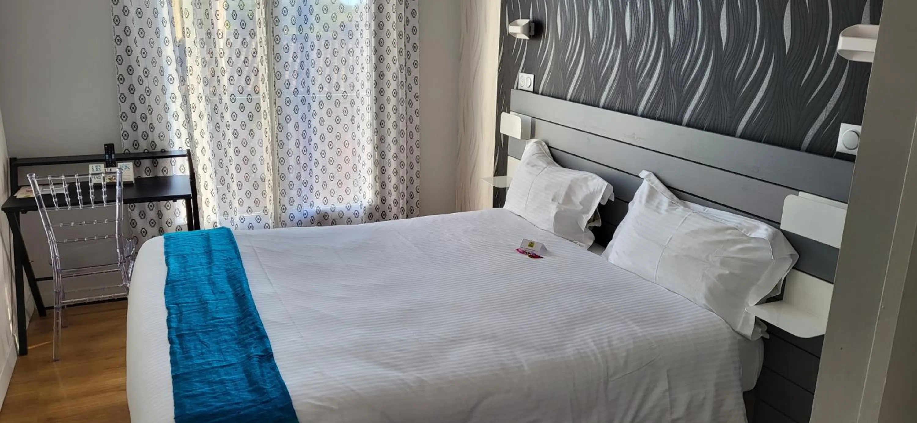 Bed in Logis Hôtel L'Arche de Noé