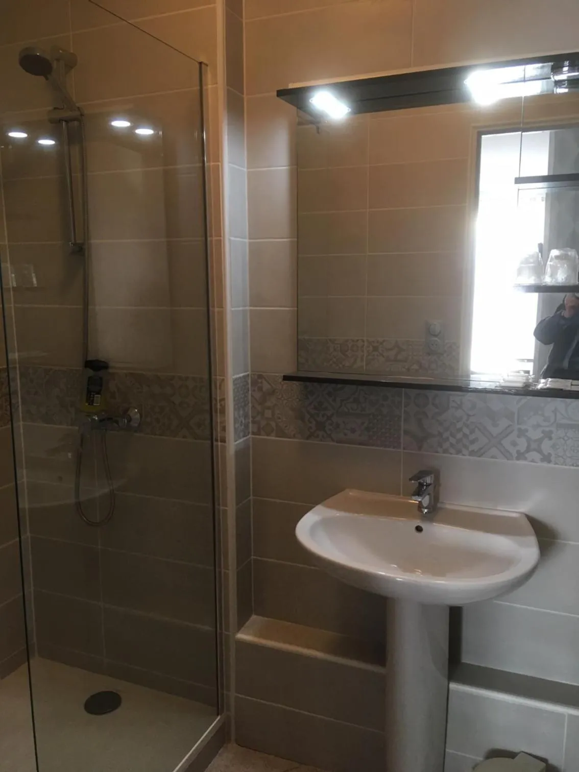 Shower in Logis Hôtel L'Arche de Noé