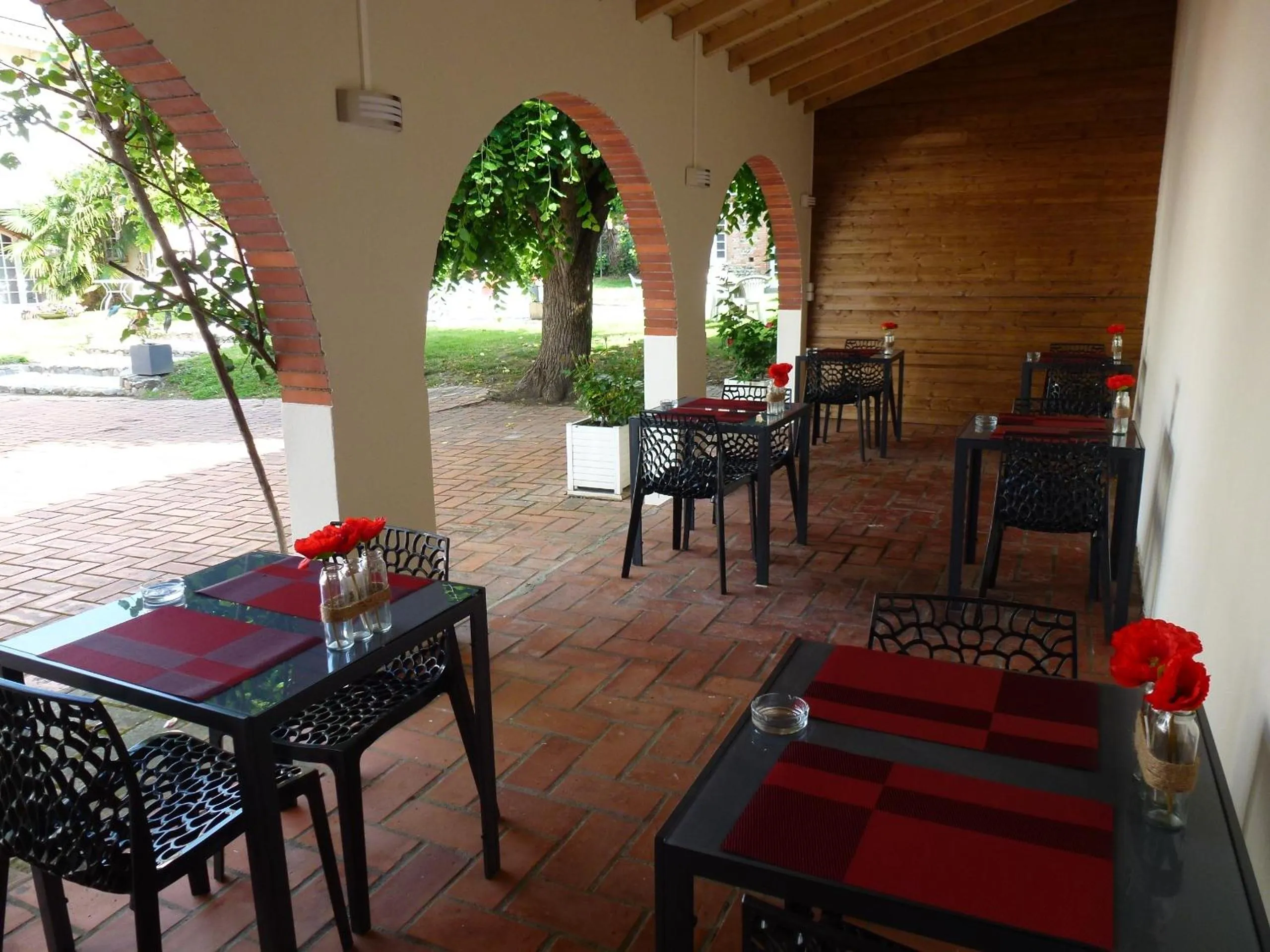 Patio in Logis Hôtel L'Arche de Noé