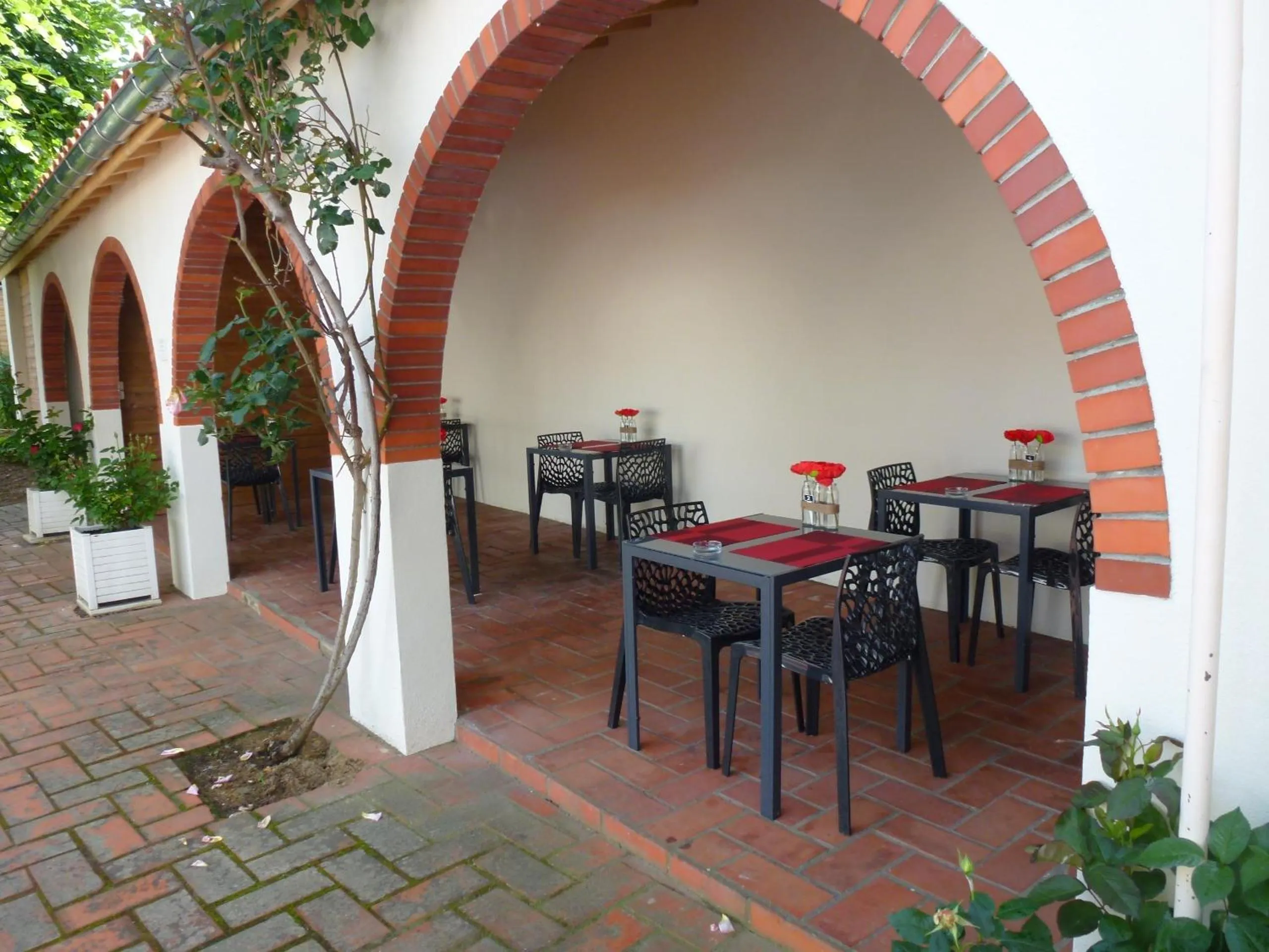 Patio in Logis Hôtel L'Arche de Noé