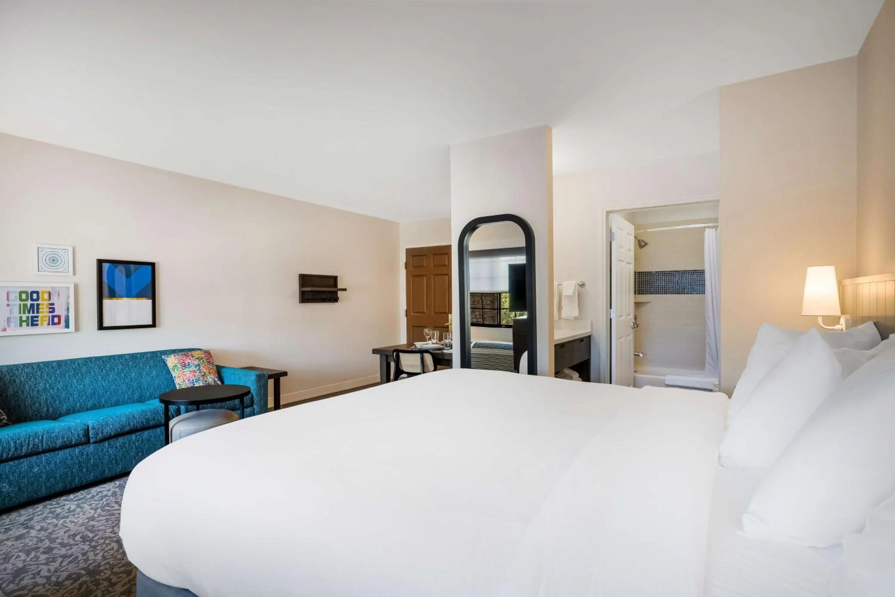 Photo of the whole room, Bed in Sonesta ES Suites San Diego - Sorrento Mesa