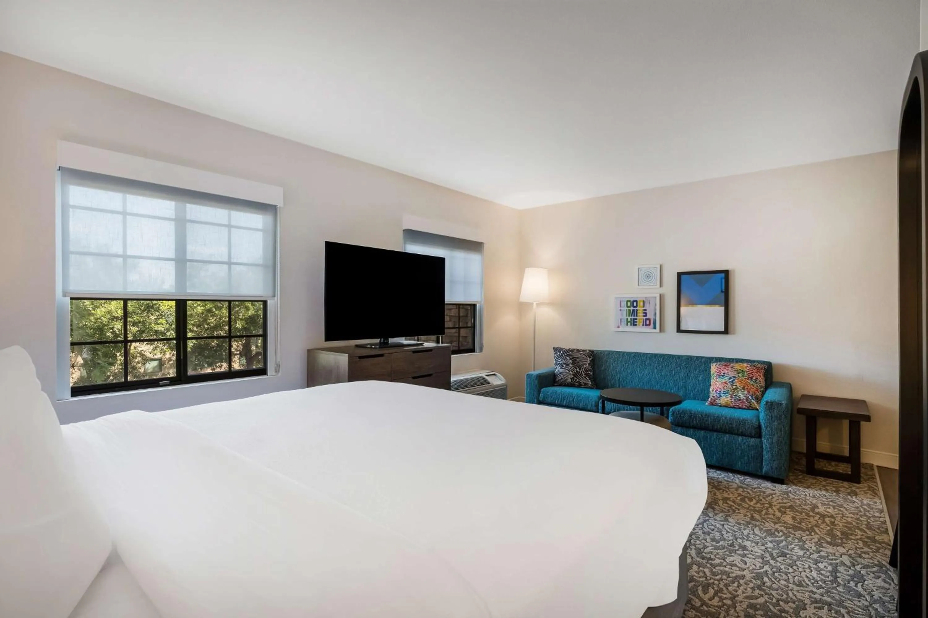 Photo of the whole room, Bed in Sonesta ES Suites San Diego - Sorrento Mesa