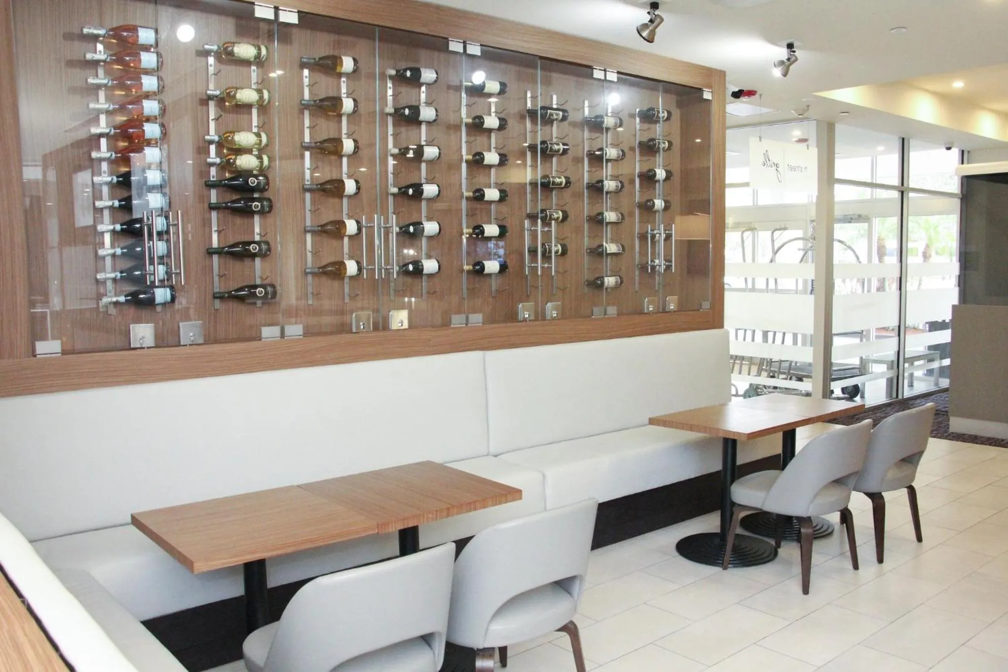 Lounge or bar in Crowne Plaza Orlando - Lake Buena Vista by IHG