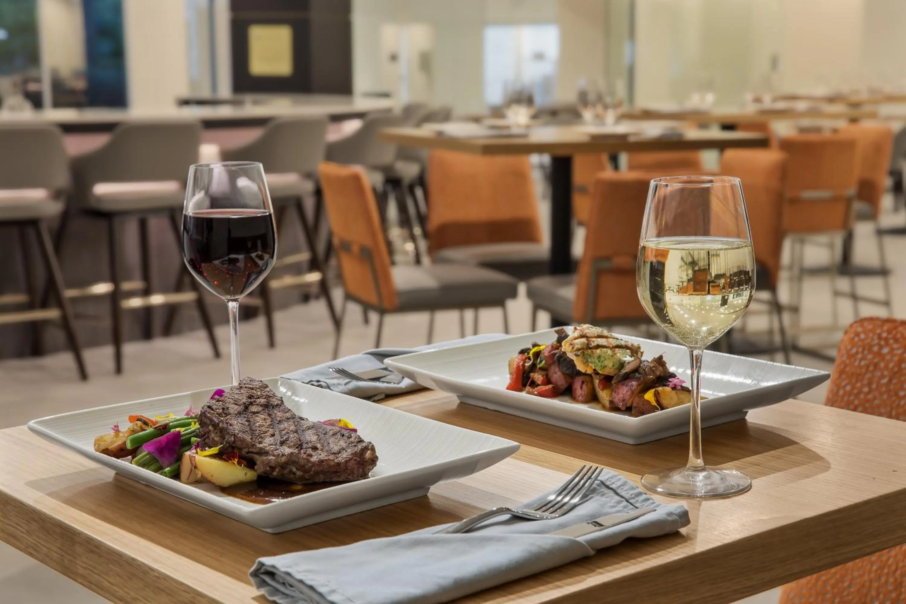 Restaurant/places to eat in Crowne Plaza Orlando - Lake Buena Vista by IHG