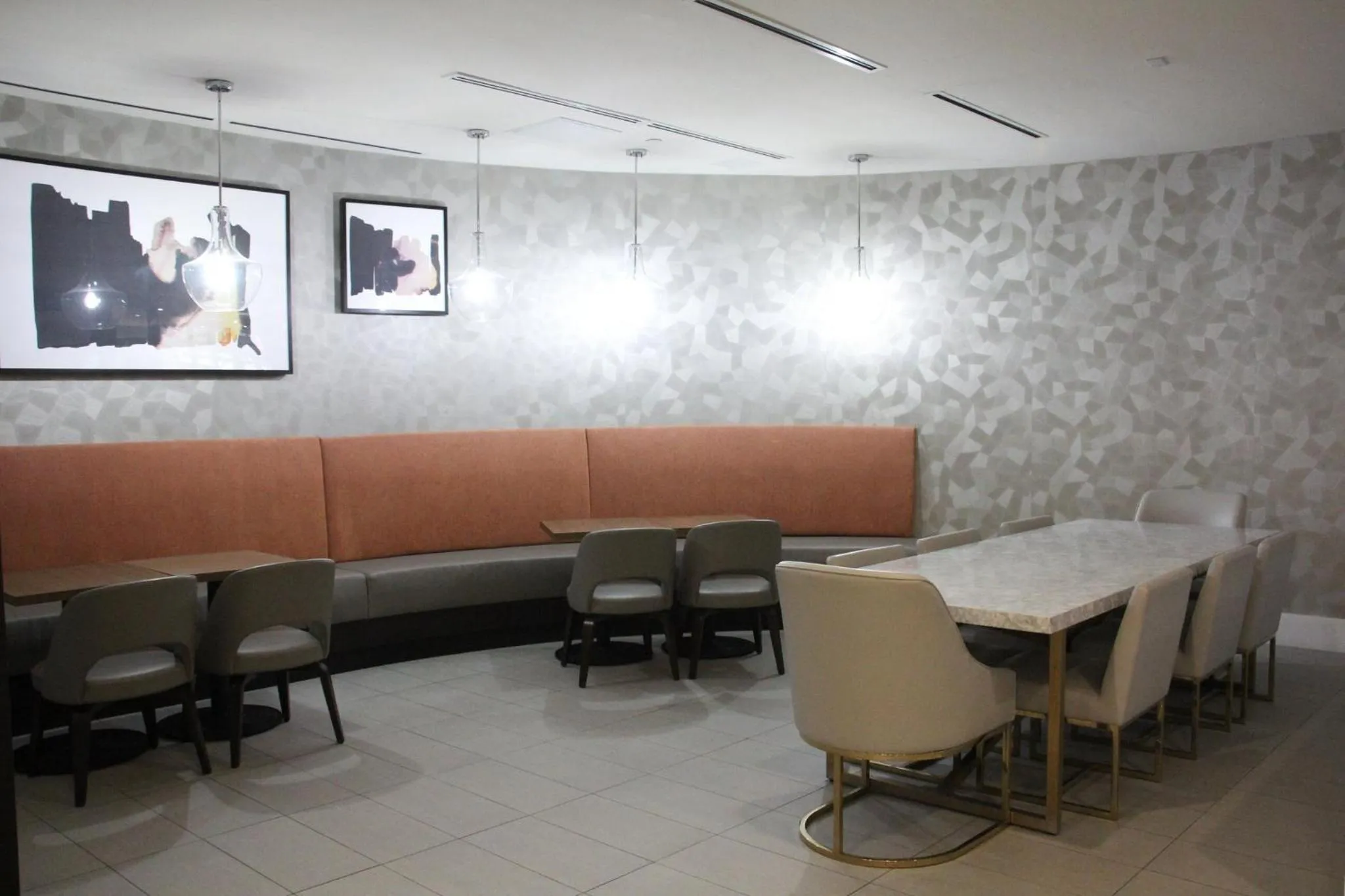 Lounge or bar in Crowne Plaza Orlando - Lake Buena Vista by IHG