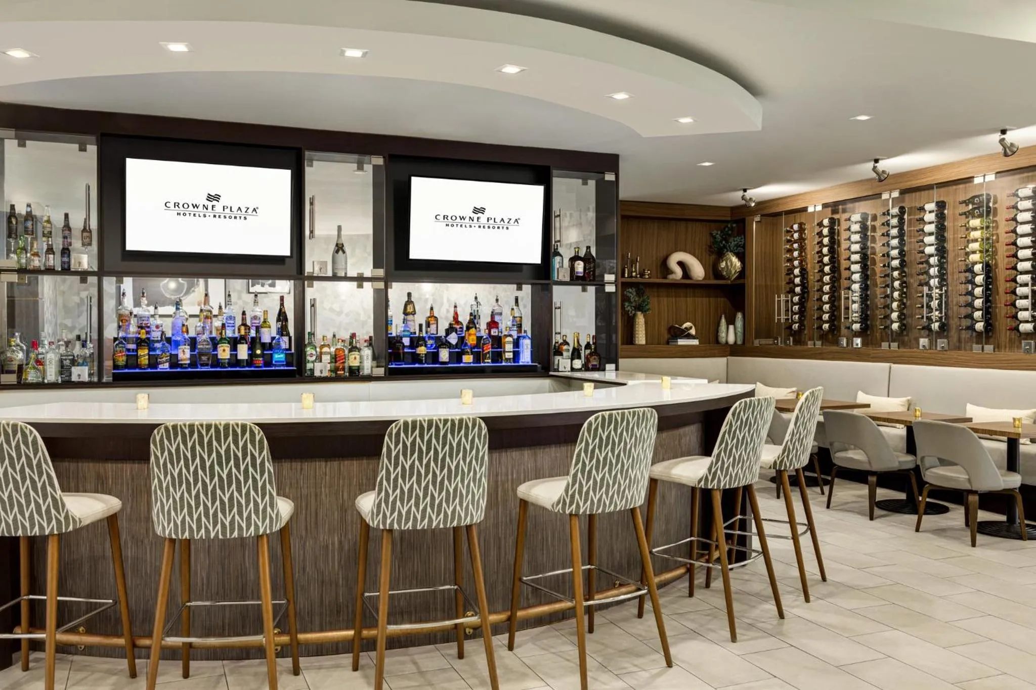 Lounge or bar in Crowne Plaza Orlando - Lake Buena Vista by IHG