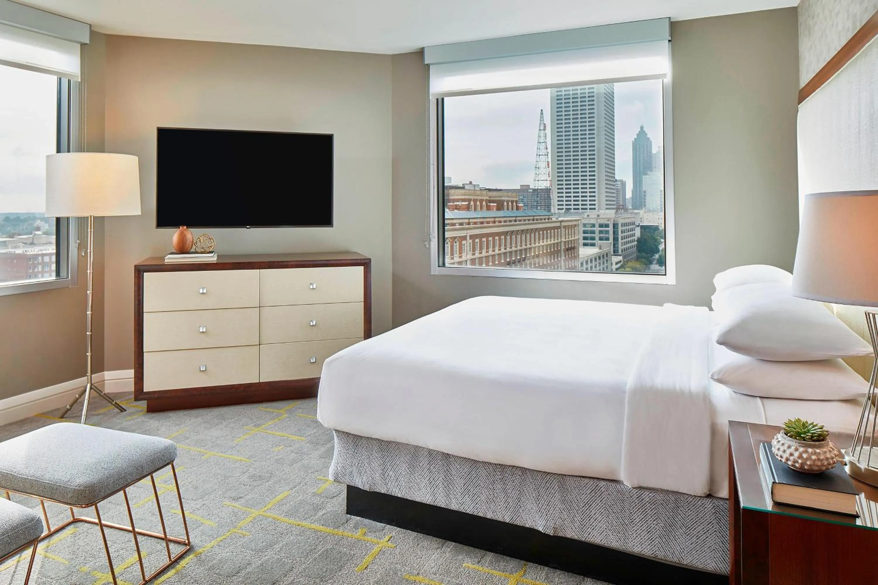 Bedroom, Bed in Renaissance Atlanta Midtown Hotel