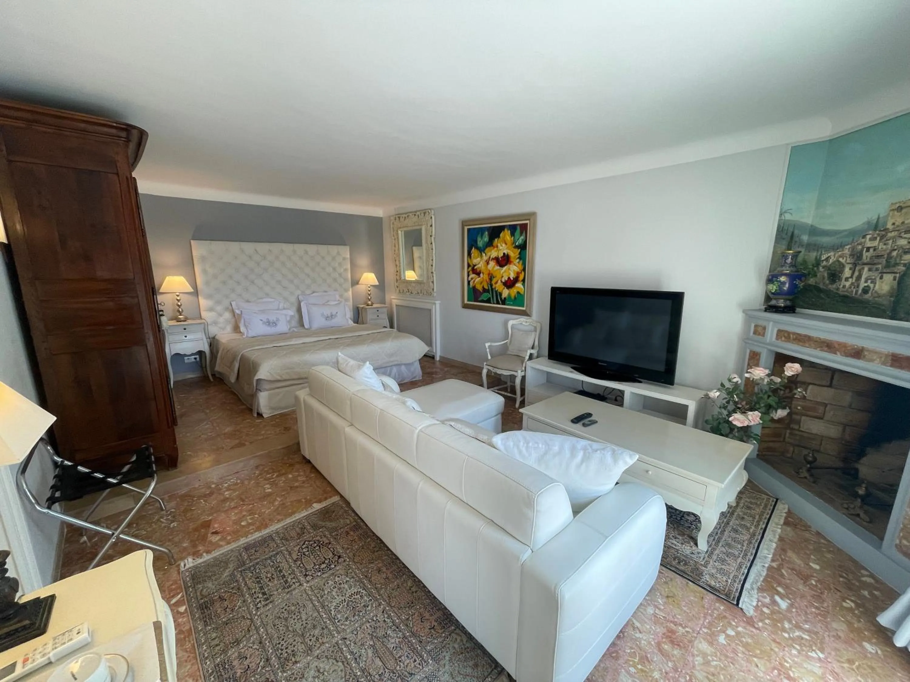 Communal lounge/ TV room, Bed in La Bergerie B&B