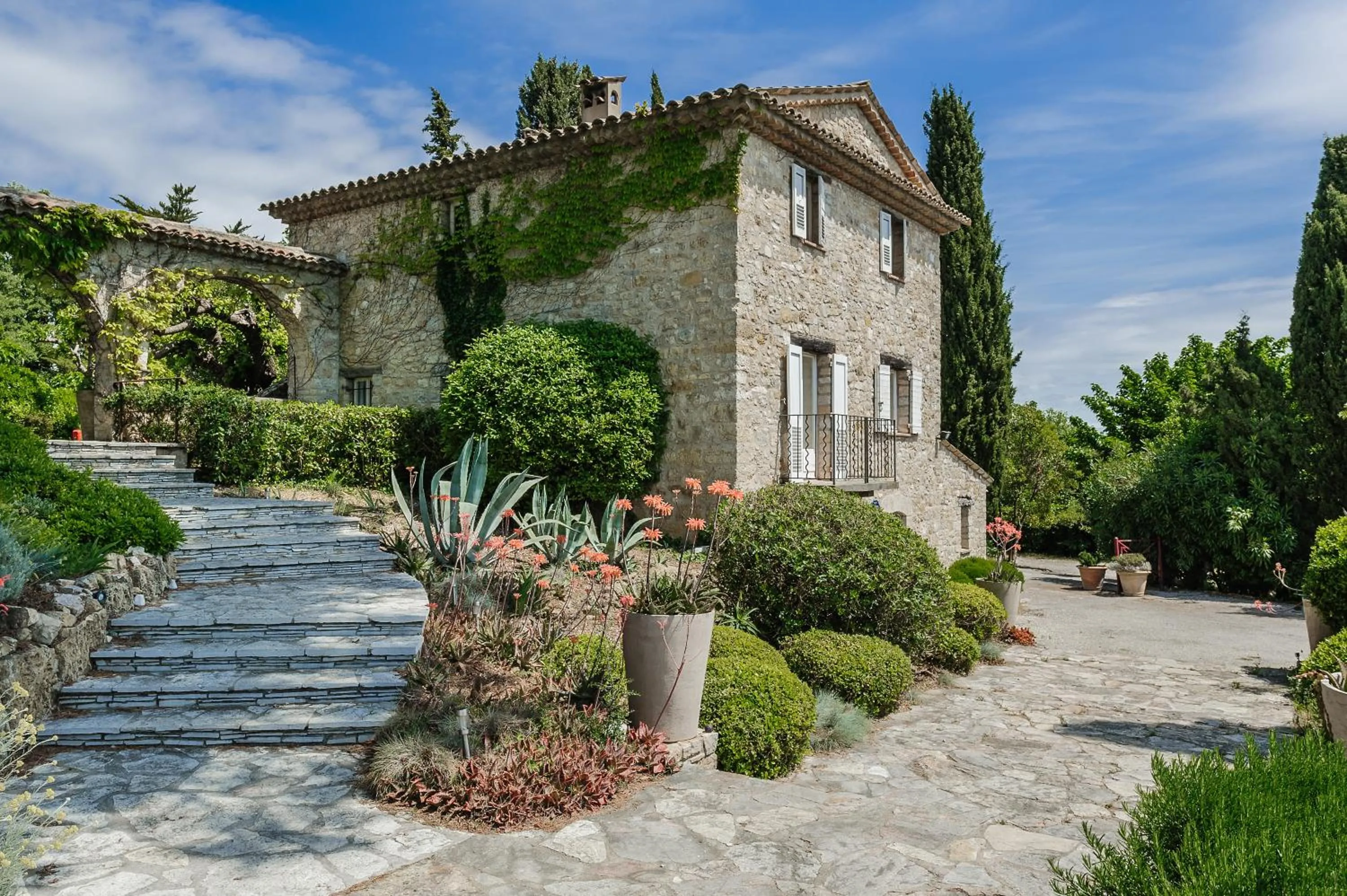 Facade/entrance in Le Manoir de L'Étang