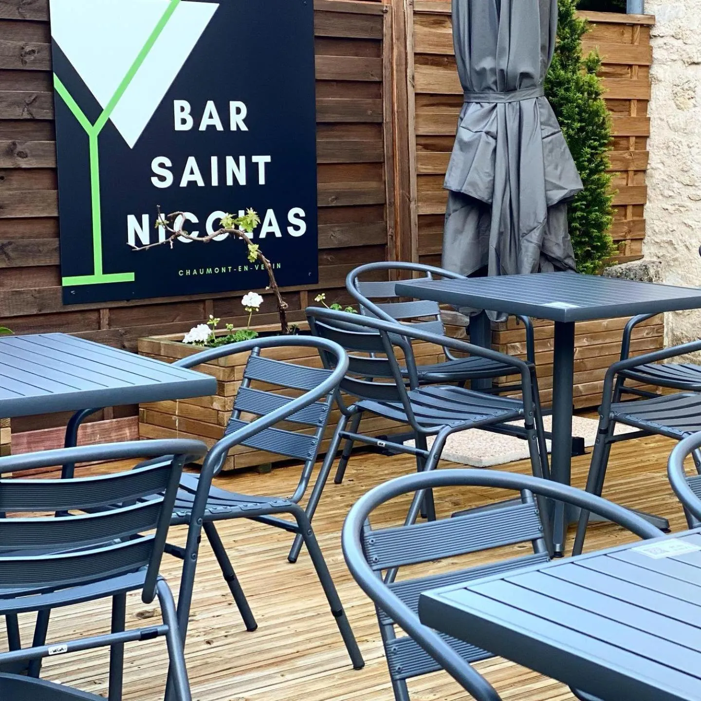 Patio in LOGIS - Hôtel & Restaurant Saint Nicolas