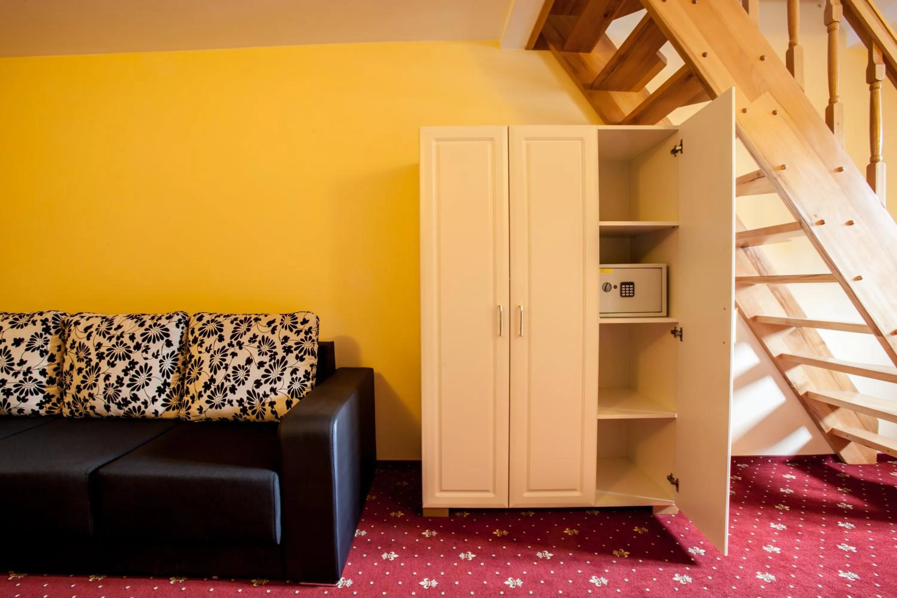 Photo of the whole room in Extravagance Hotel