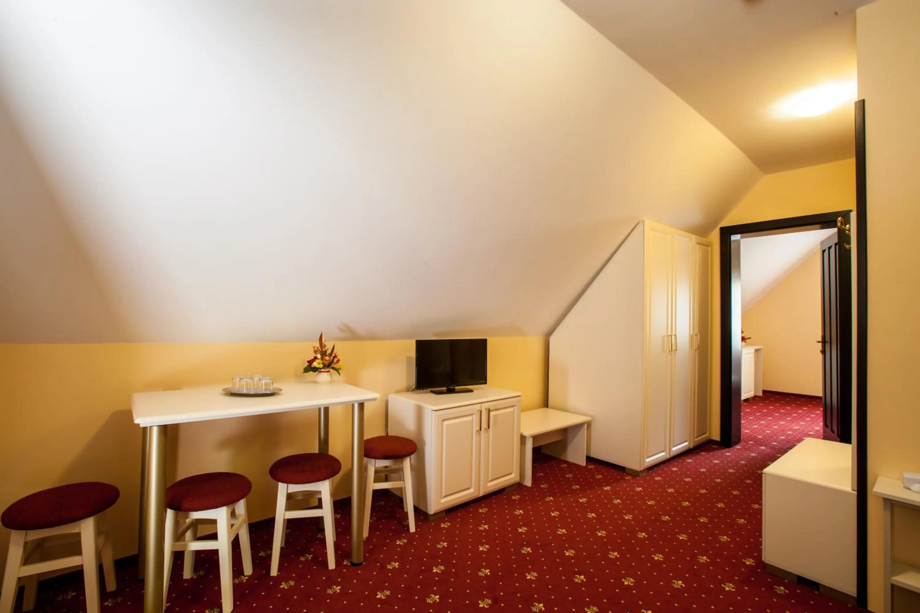 Living room in Extravagance Hotel