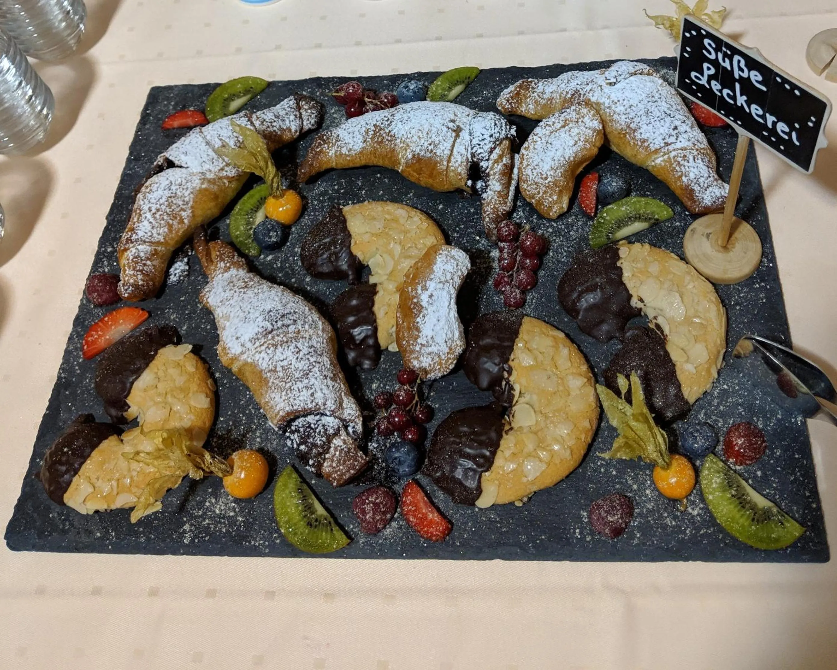 Breakfast in Rheinauer Hof - bed & breakfast