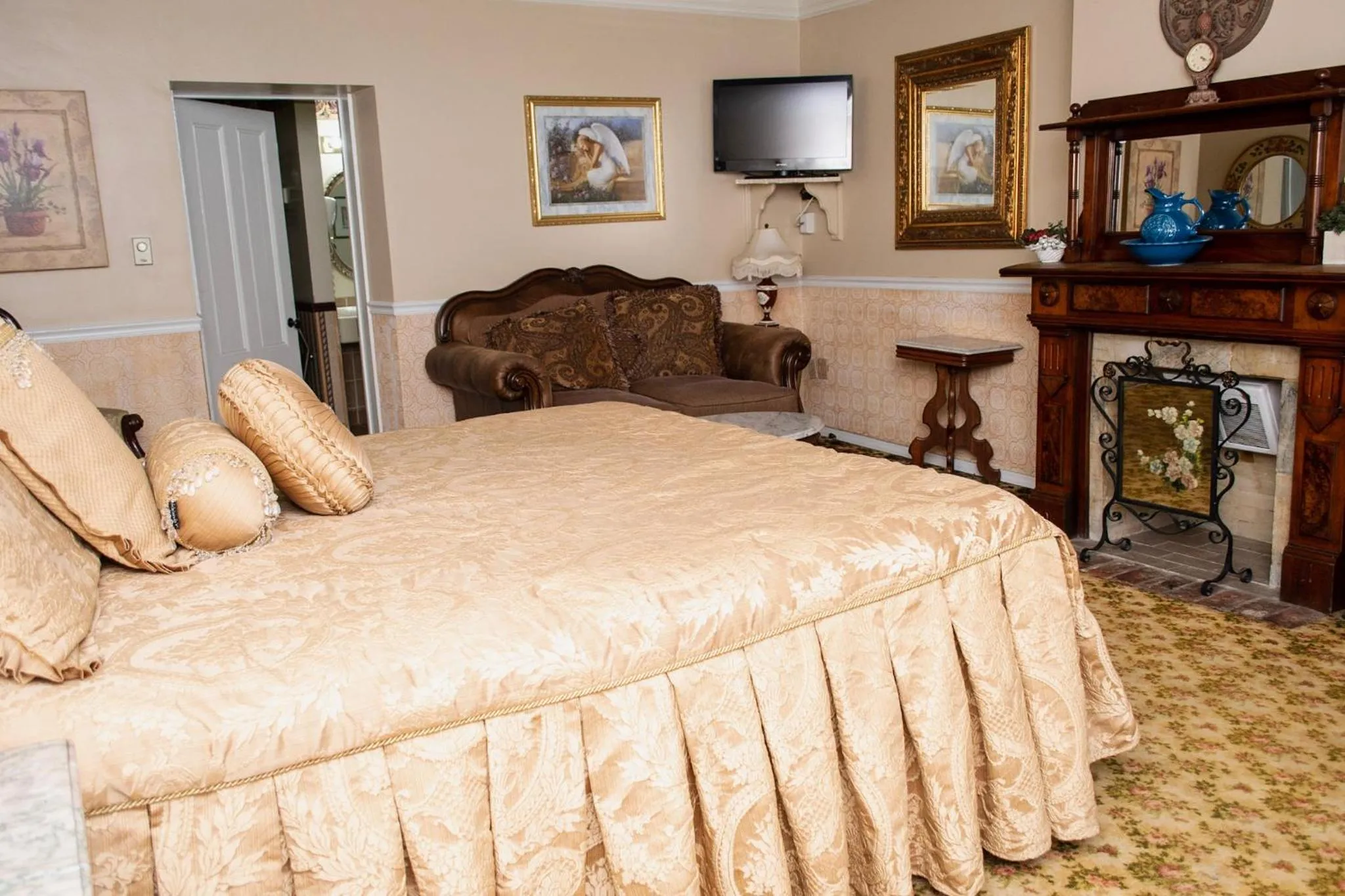 Bed in Gunn House Hotel