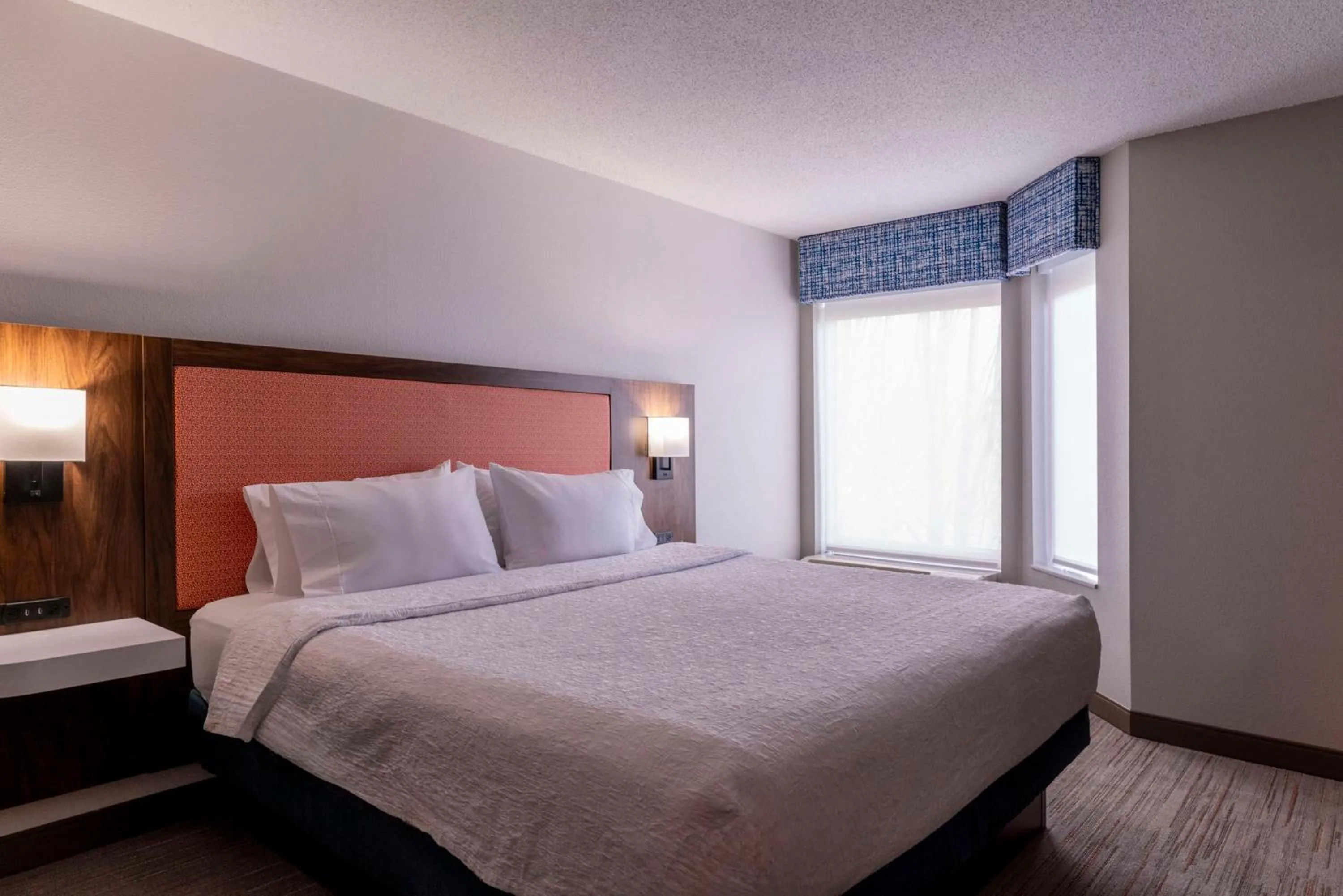 Bed in Hampton Inn & Suites St. Louis-Chesterfield