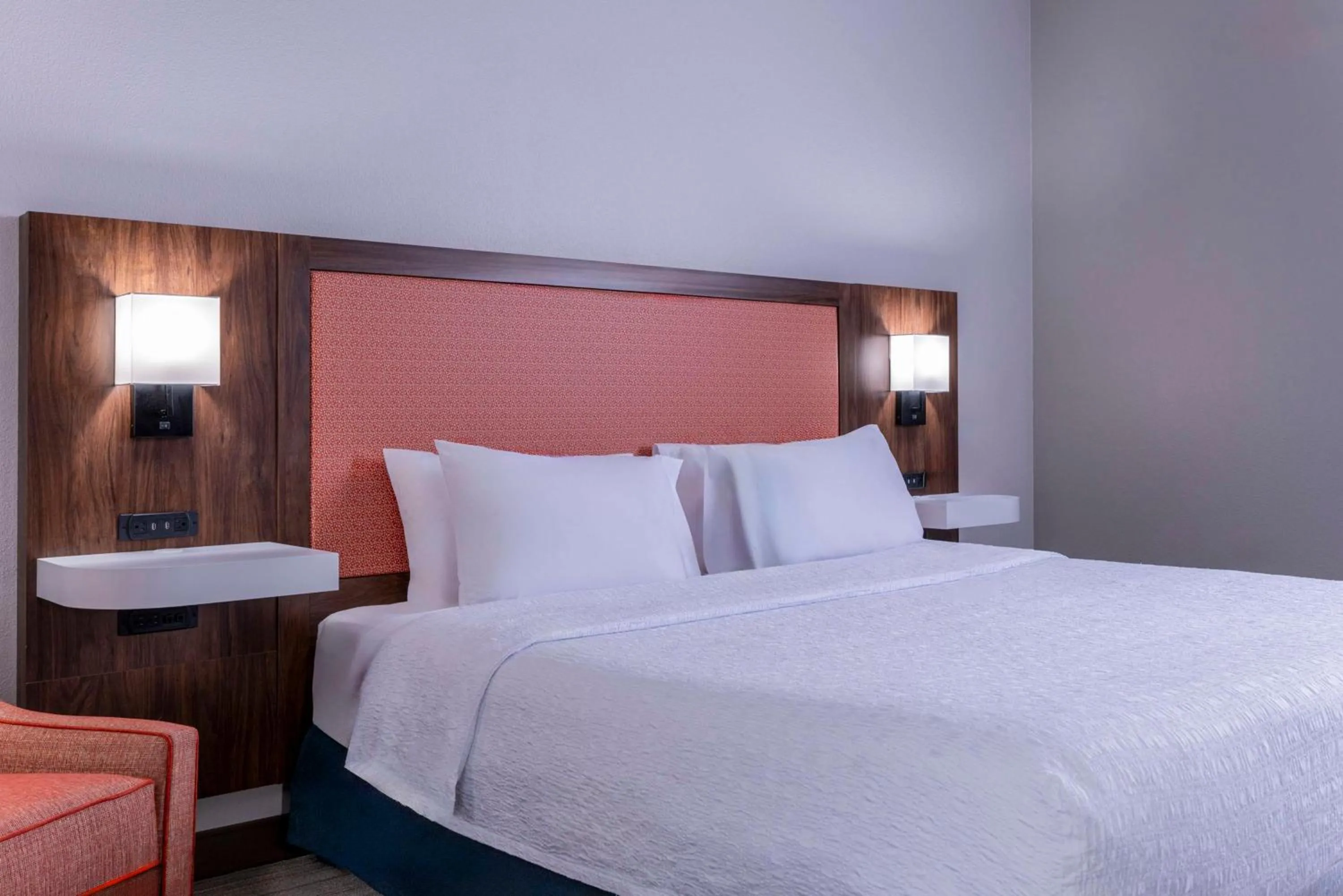 Bed in Hampton Inn & Suites St. Louis-Chesterfield